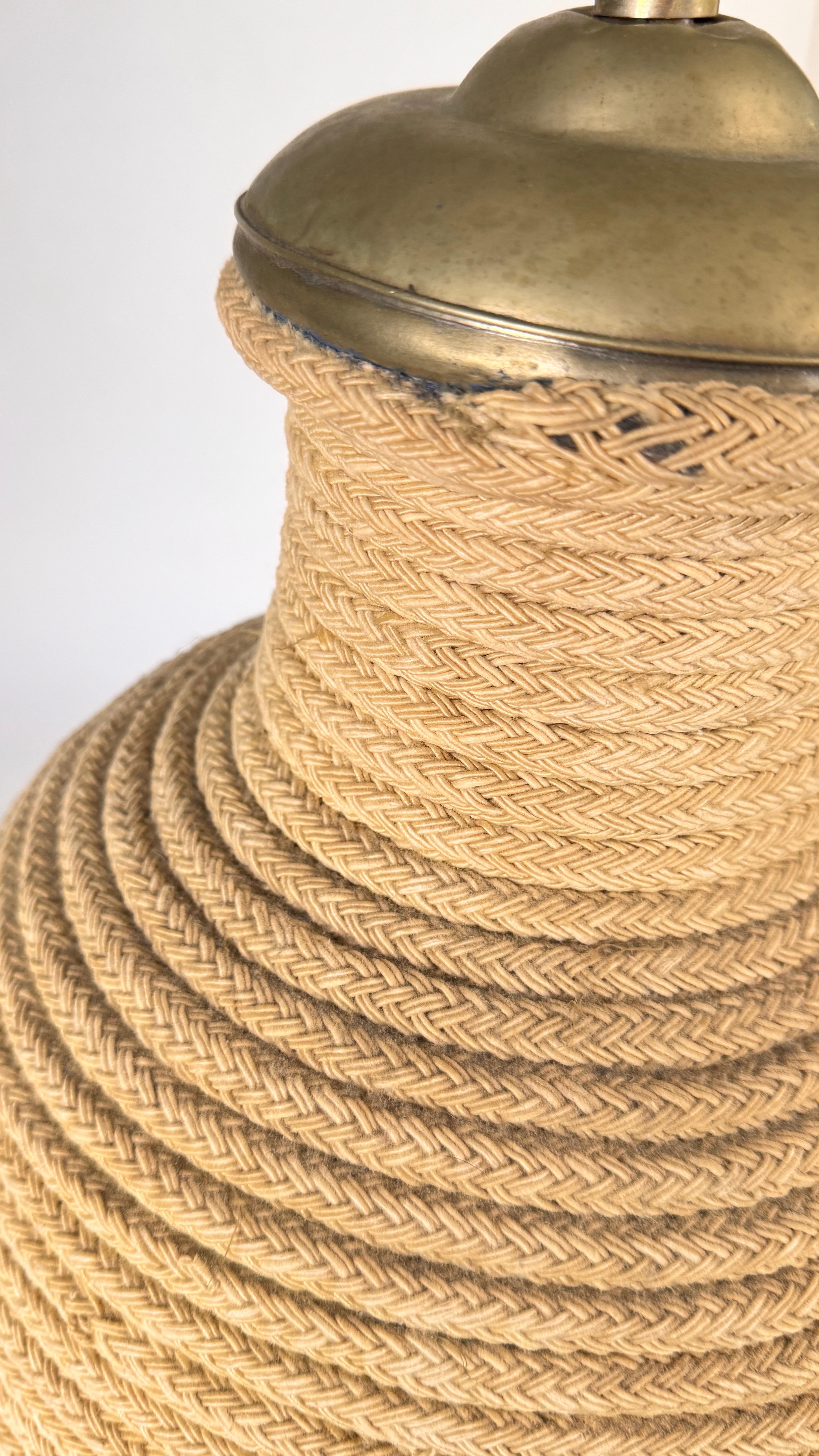 20ième siècle Grande lampe en céramique de style ethnique enveloppée d'une corde légère, couvercle en laiton en vente