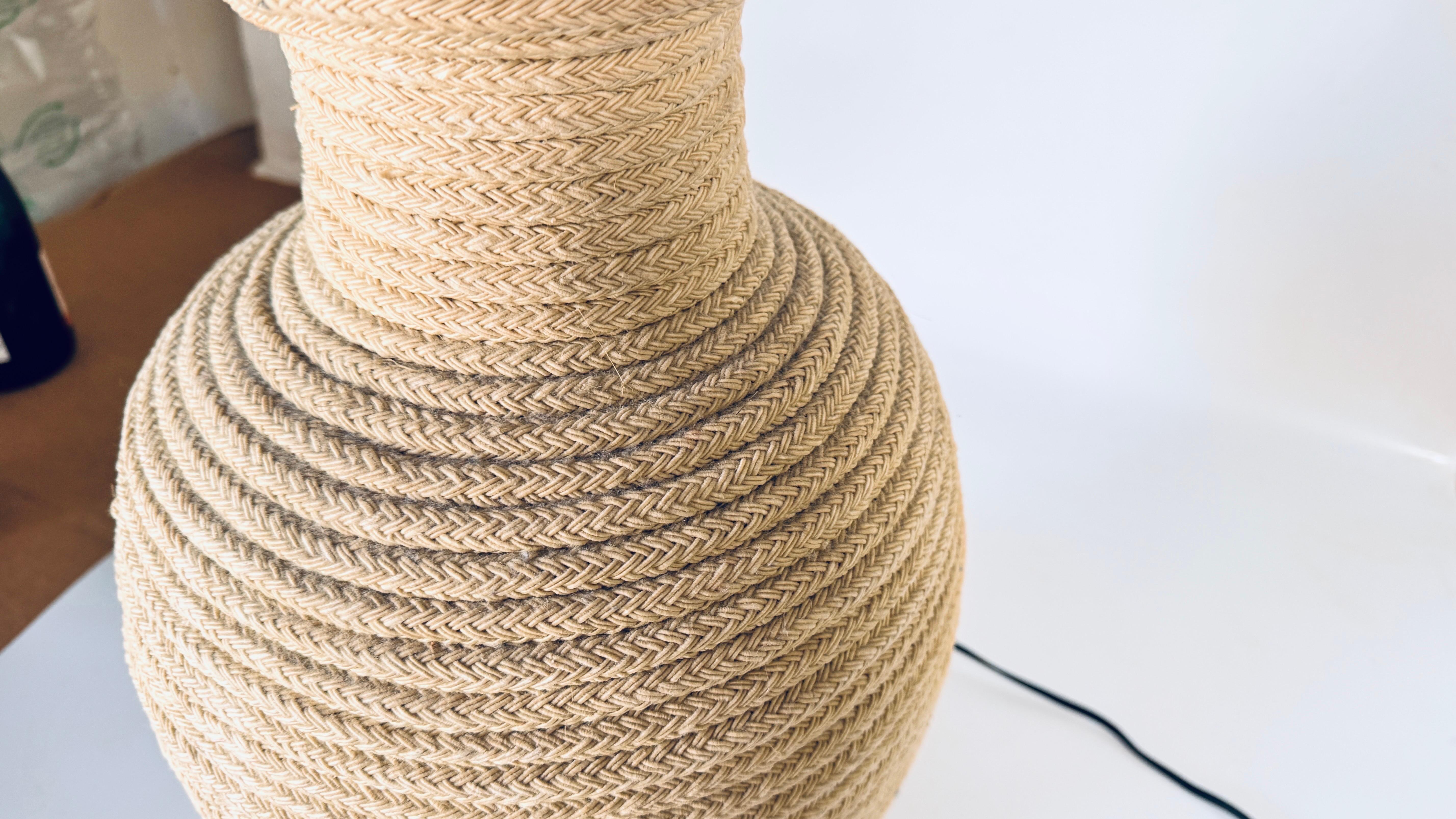 Céramique Grande lampe en céramique de style ethnique enveloppée d'une corde légère, couvercle en laiton en vente