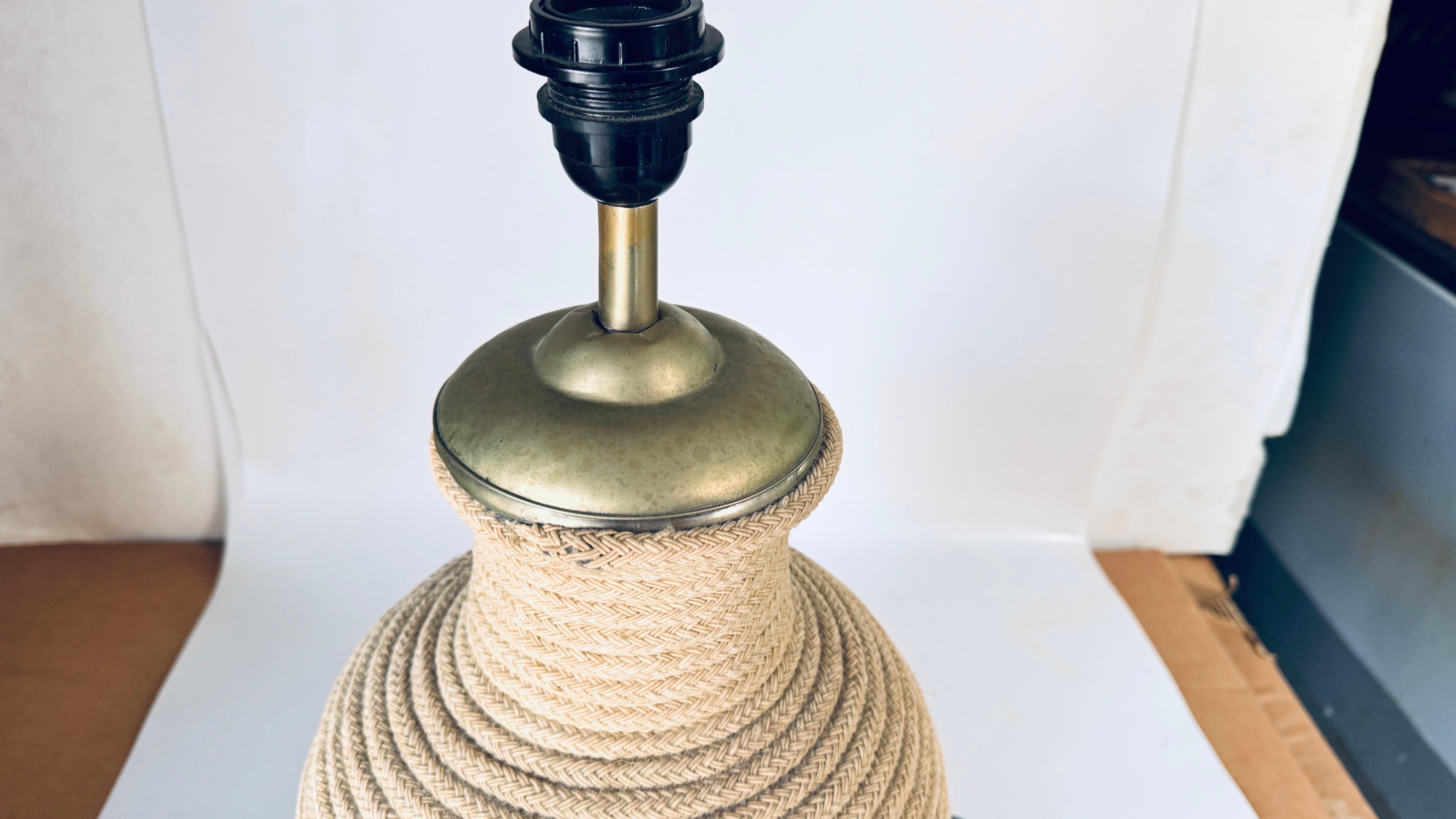 Grande lampe en céramique de style ethnique enveloppée d'une corde légère, couvercle en laiton en vente 1