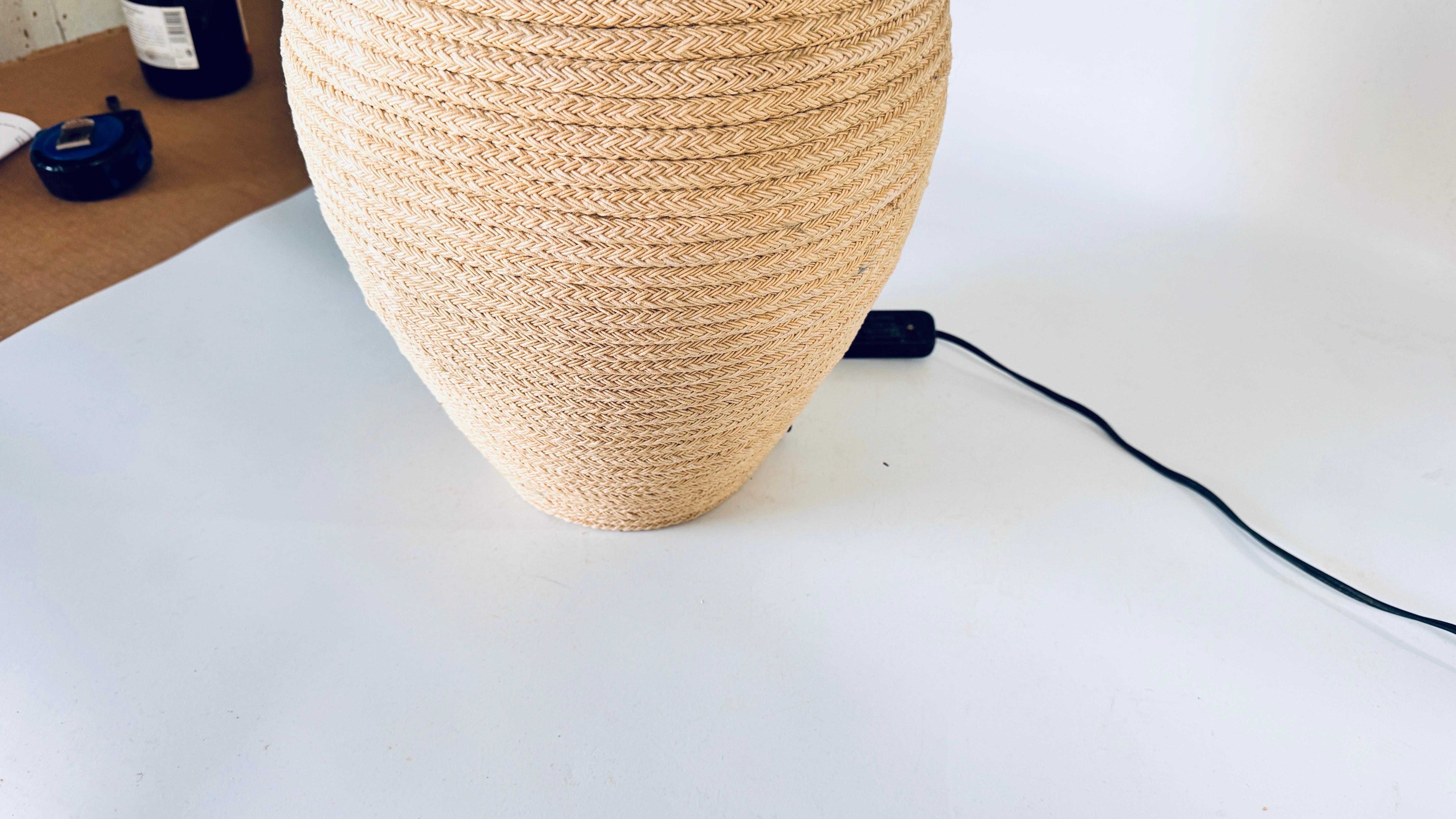 Grande lampe en céramique de style ethnique enveloppée d'une corde légère, couvercle en laiton en vente 2