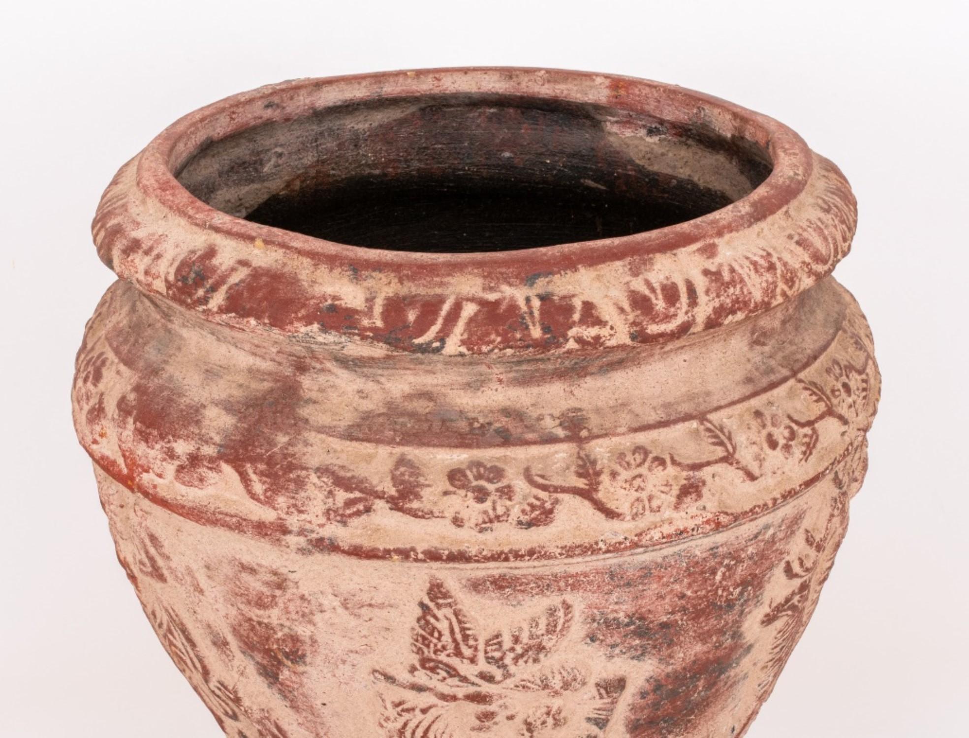Grande jarre ou cache en poterie de type étrusque  pot monté sur un The Pedestal Stand, les deux w en vente 1