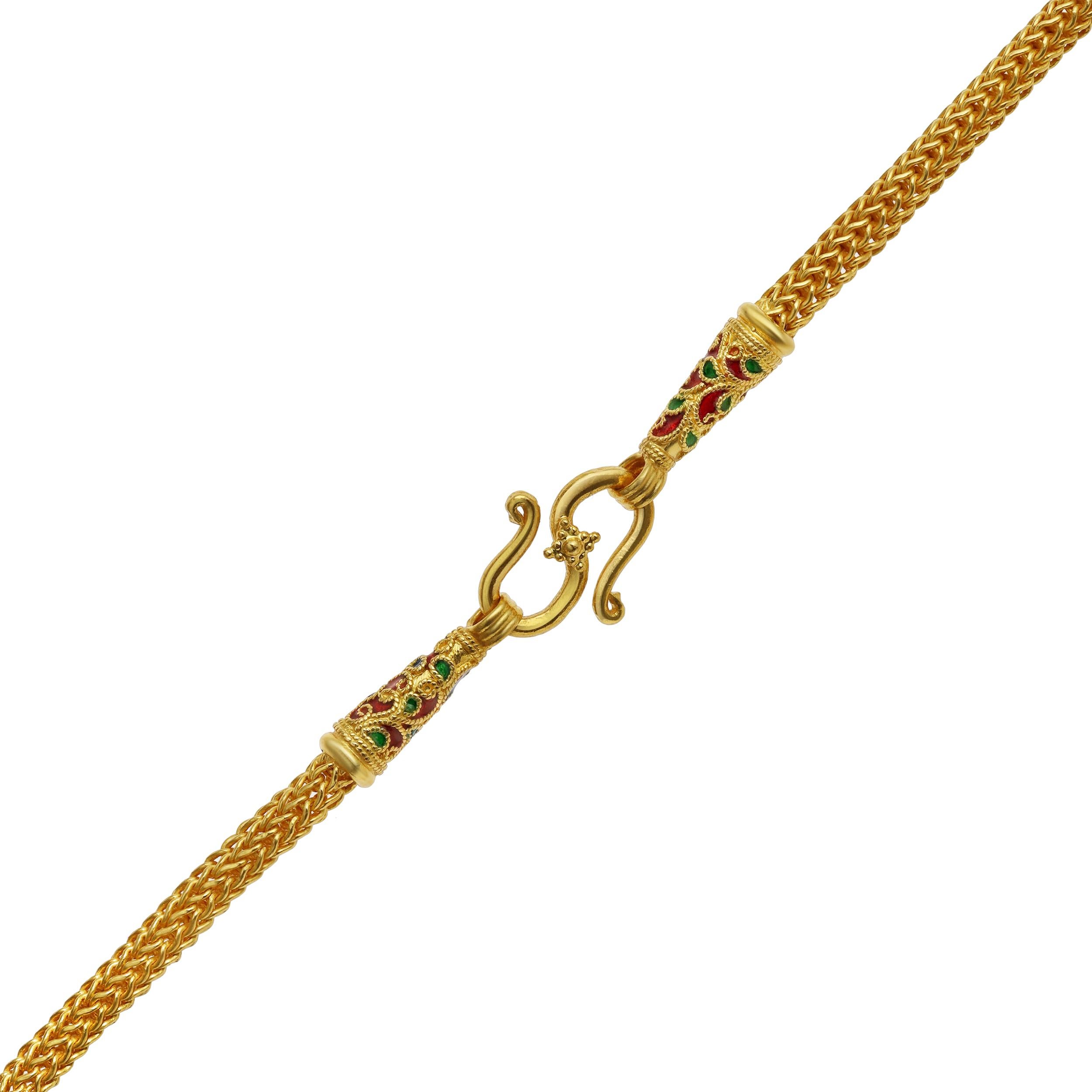 Un superbe collier de style néo-étrusque, avec un pendentif orné d'un magnifique travail d'émail complété par une finition milgrain. Il est rehaussé d'une frange pendante sur le bas. La chaîne a une composition de type blé et un fermoir en S. Elle