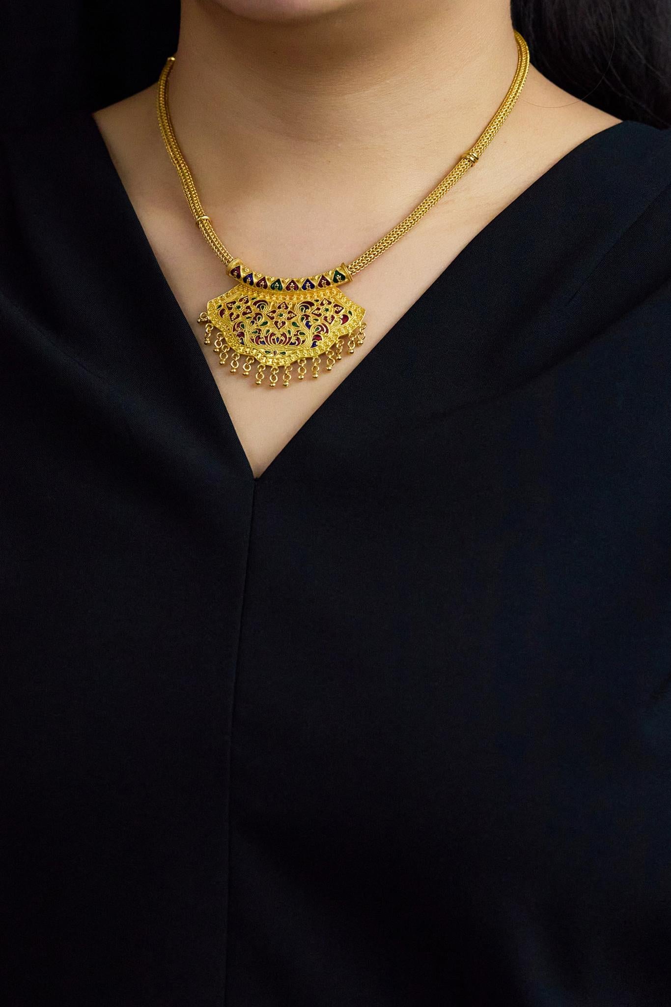Grand collier à pendentifs en or jaune 22K de style néo-étrusque Bon état - En vente à New York, NY