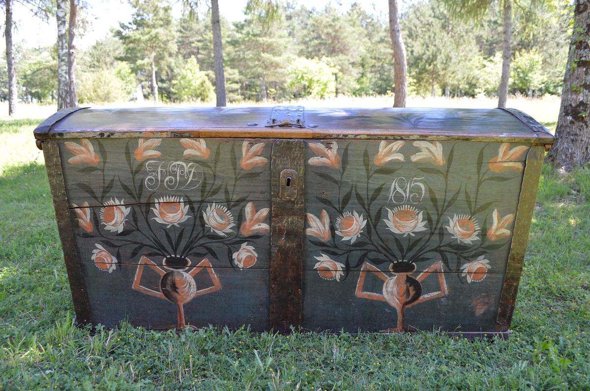 - Dot painted wedding chest from the early 19th century
- Original condition with large dimensions and unusual shape 
- Painting dates from 1815 
- From eastern France or Switzerland 
- Robust design in solid wood with nails, handles, and forged