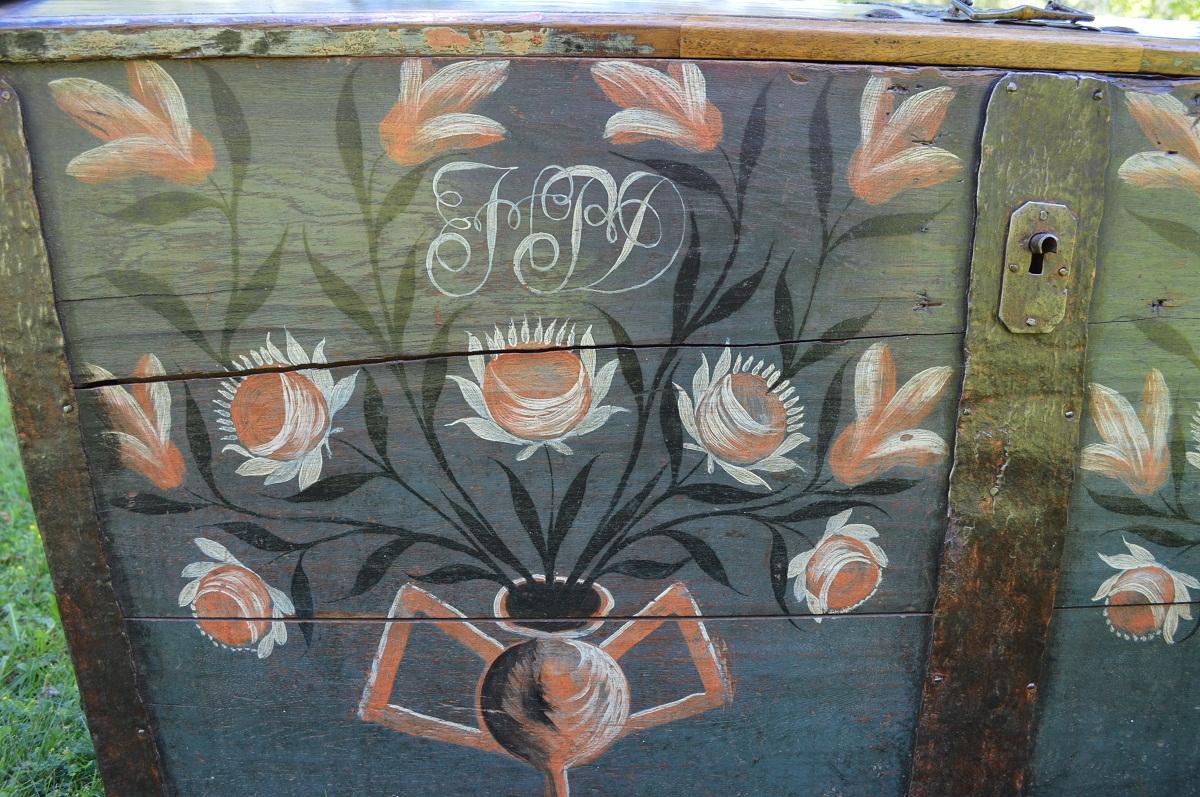 Large European Antique Polychrome Painted Wedding Chest, circa 1815 In Fair Condition For Sale In L'Etang, FR