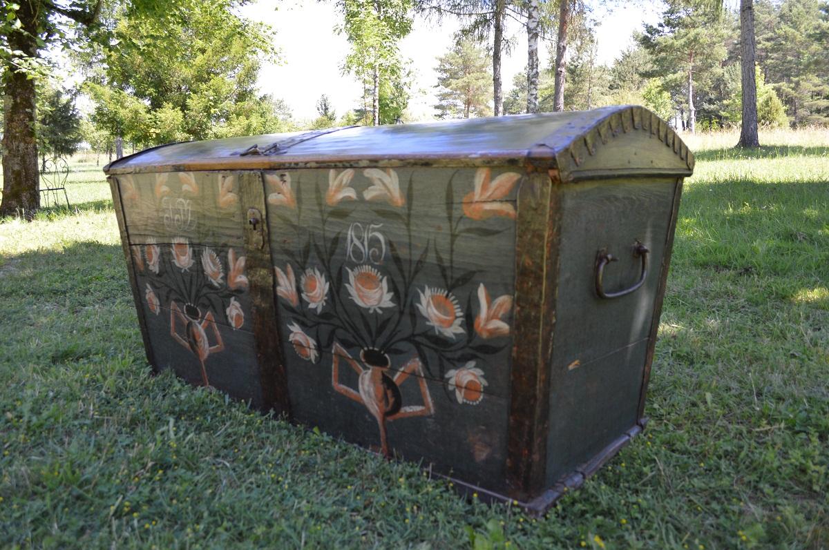 Large European Antique Polychrome Painted Wedding Chest, circa 1815 For Sale 1