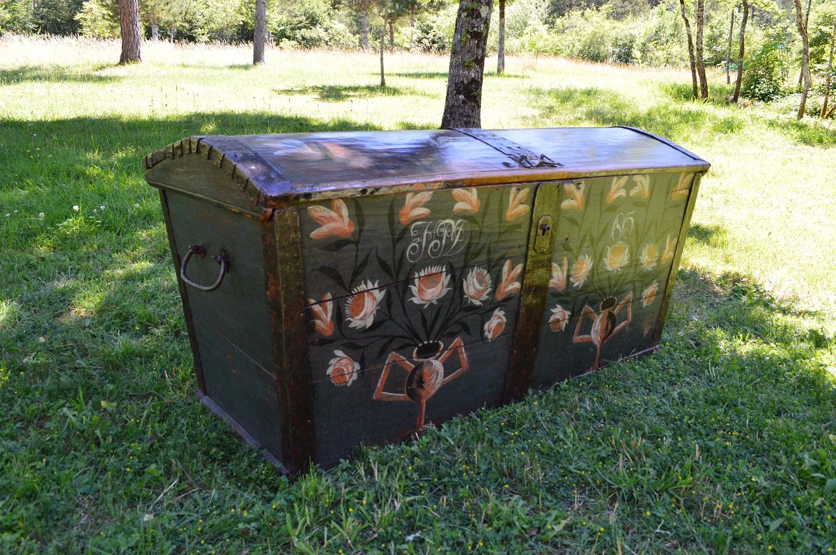 Large European Antique Polychrome Painted Wedding Chest, circa 1815 For Sale 3