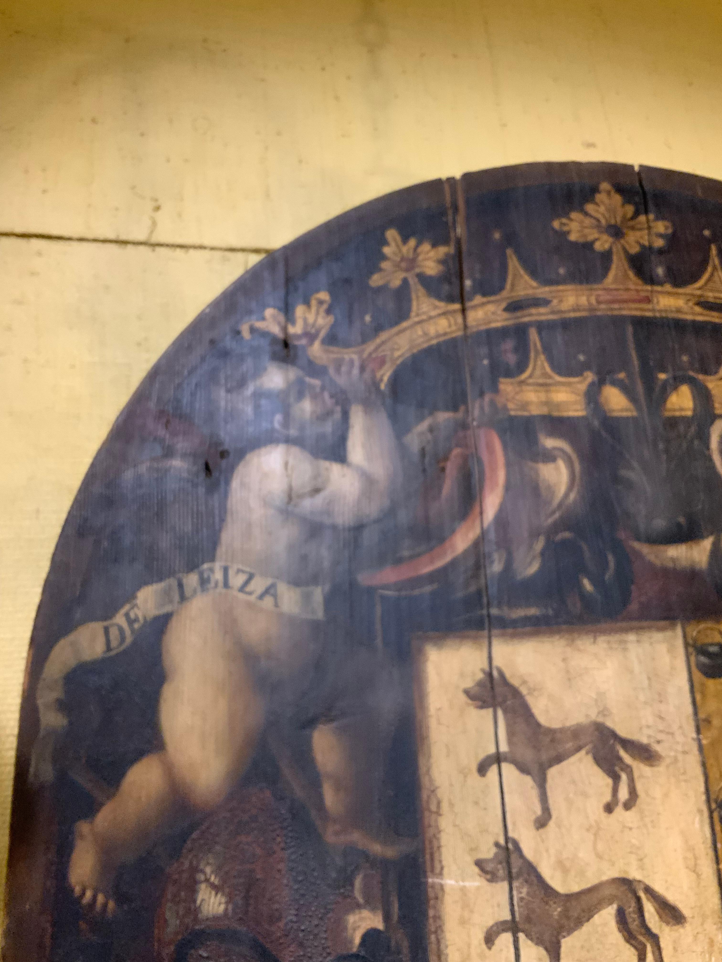 Grande stemma europeo antico in legno e policromato in vendita 3