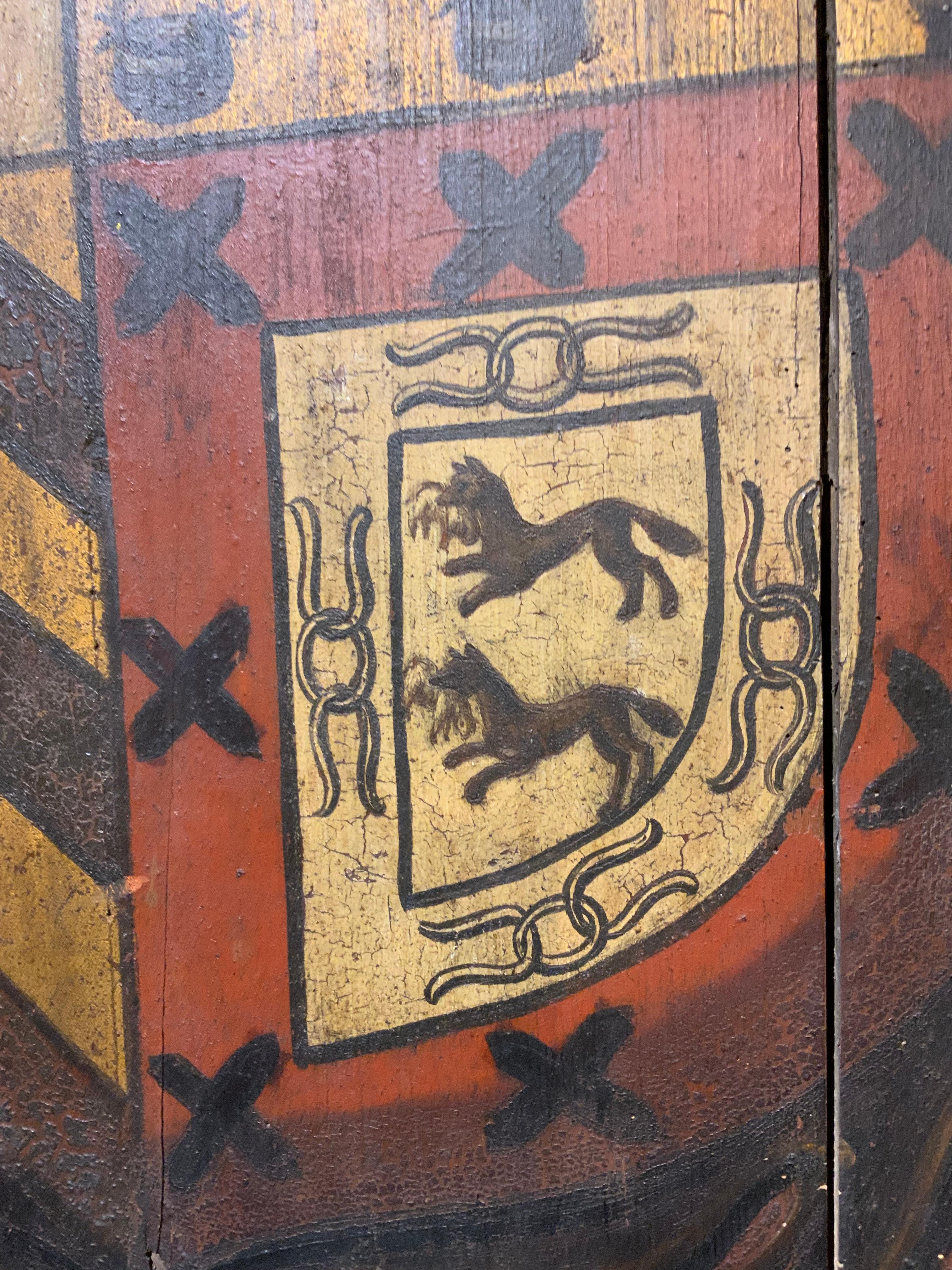 Legno massiccio Grande stemma europeo antico in legno e policromato in vendita