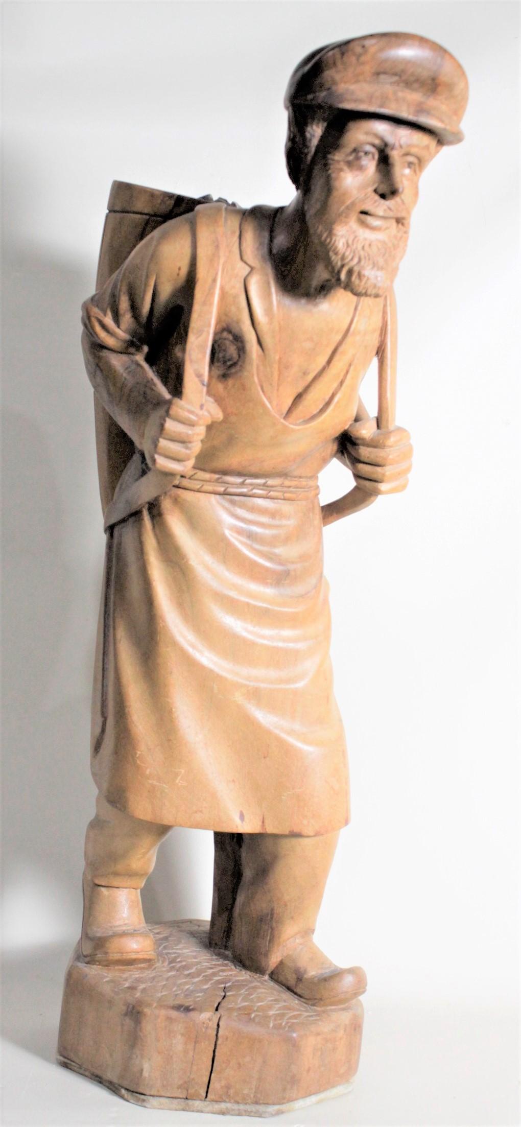 Artisanat Grand homme debout en bois sculpté d'art populaire européen portant une sculpture en forme de panier en vente