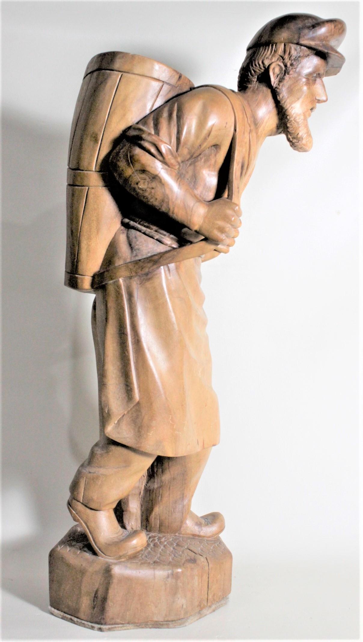 Großer europäischer geschnitzter Holzständer, ein Mann mit einem Korb, Skulptur, Volkskunst (Handgeschnitzt) im Angebot