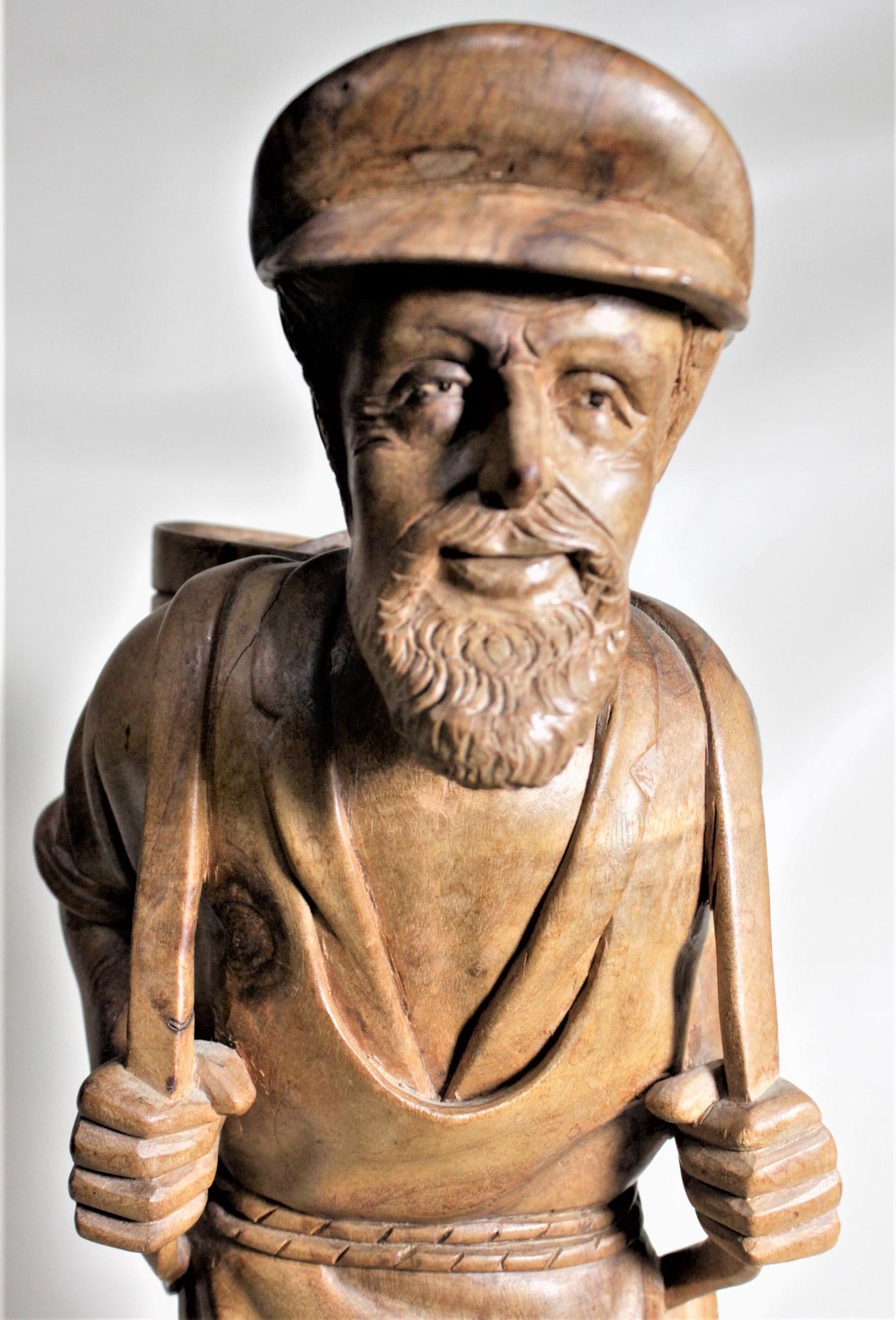 Großer europäischer geschnitzter Holzständer, ein Mann mit einem Korb, Skulptur, Volkskunst im Angebot 2
