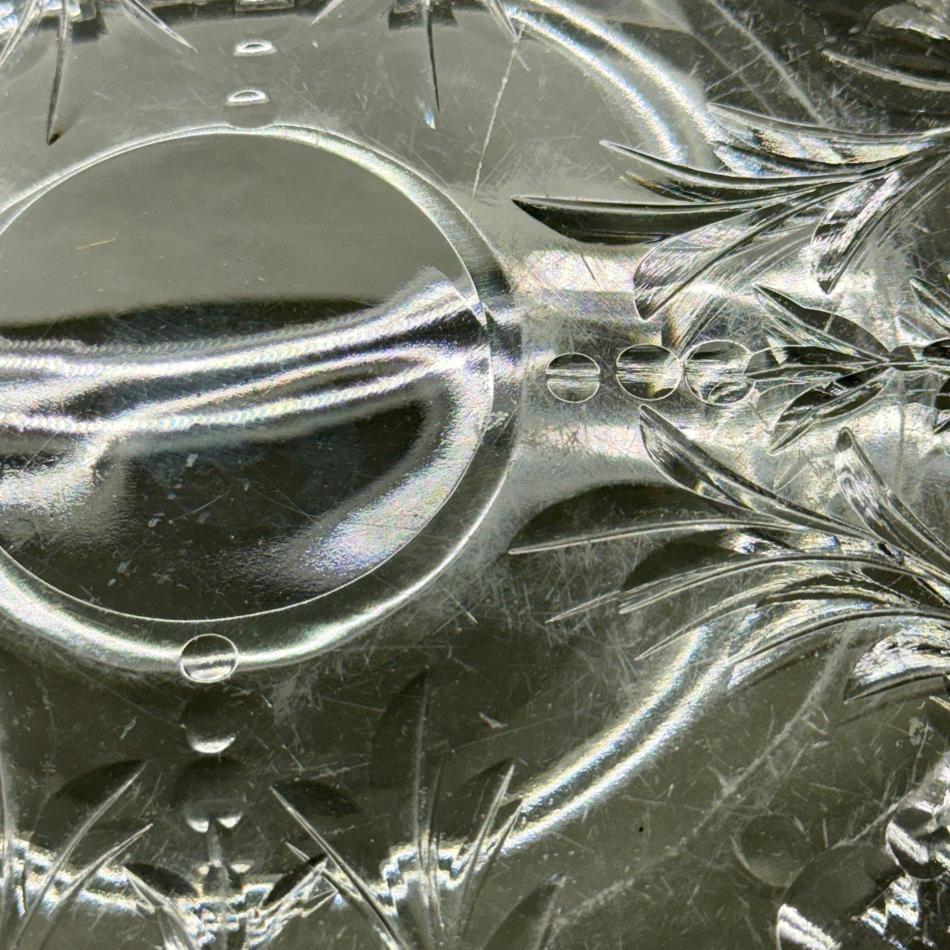 Grand bol de centre de table européen en verre de cristal taillé bas en vente 2