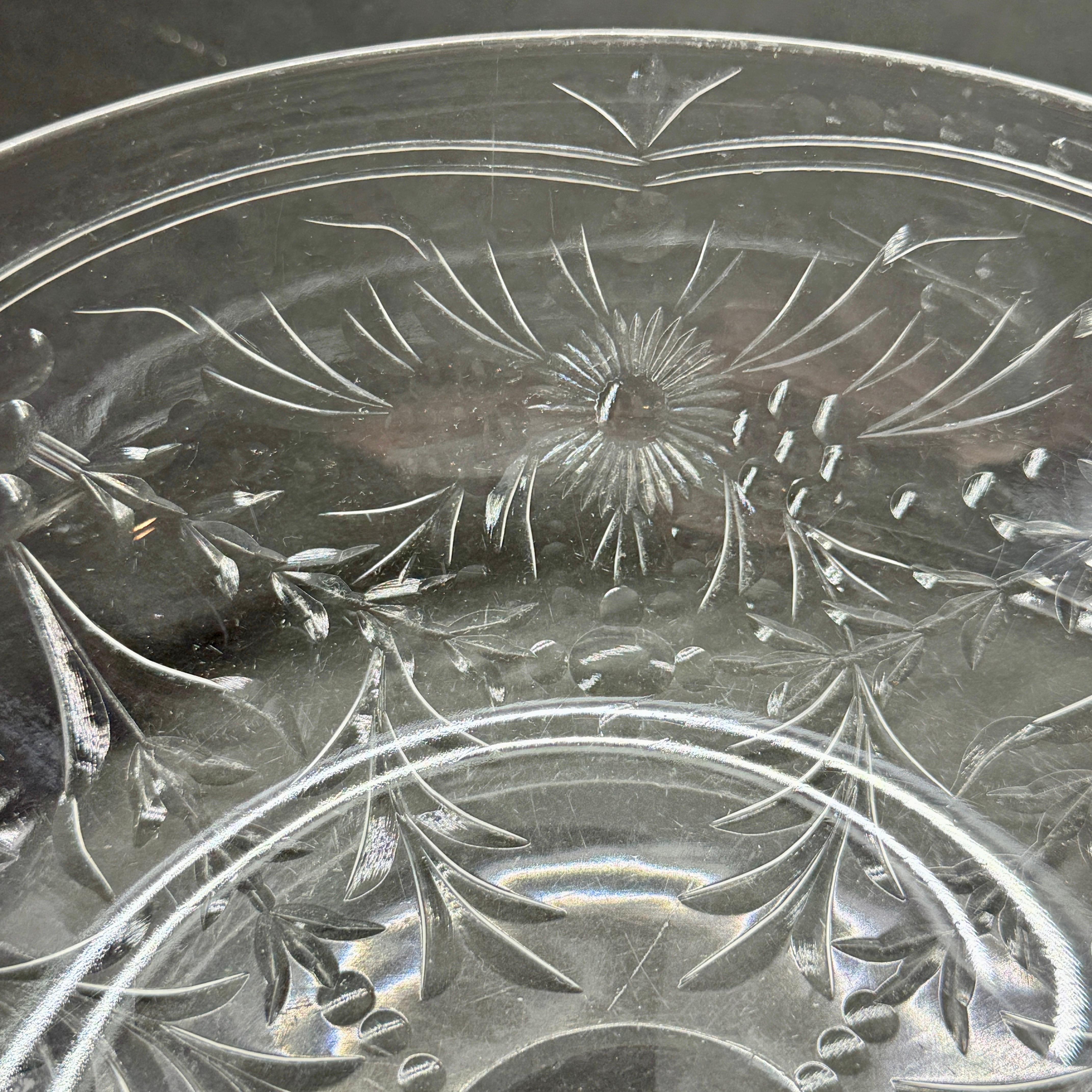 Grand bol de centre de table européen en verre de cristal taillé bas en vente 3