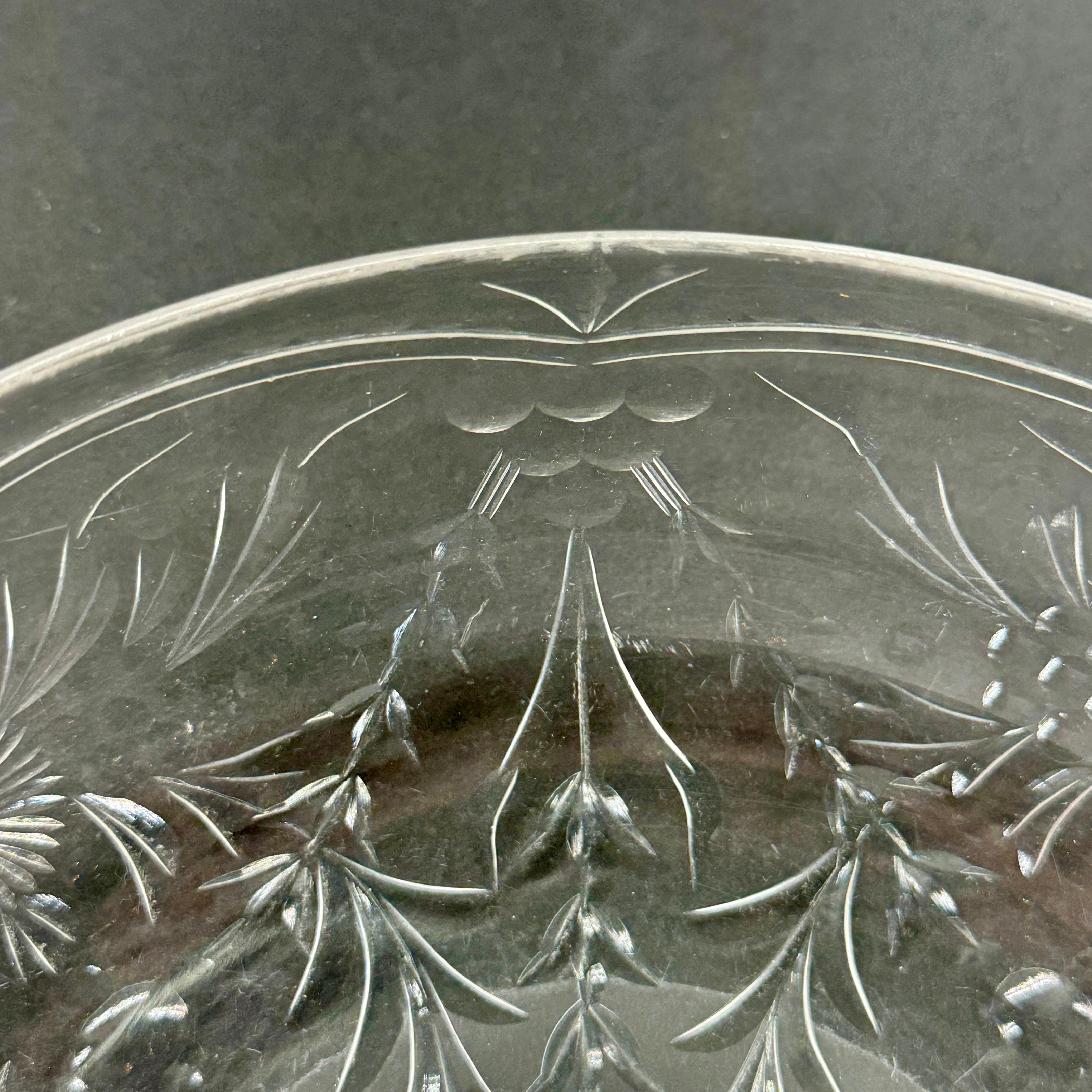 Grand bol de centre de table européen en verre de cristal taillé bas en vente 4