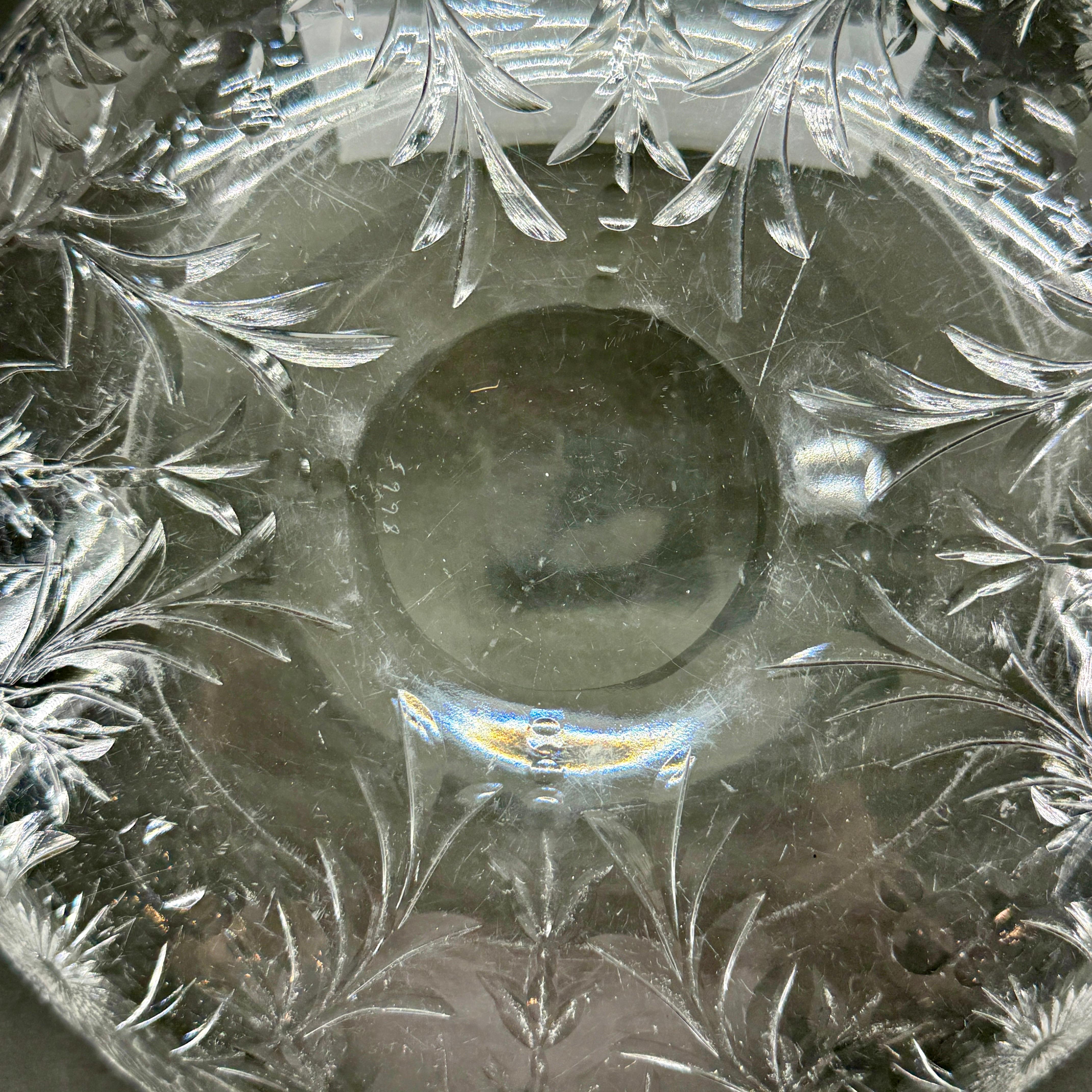 Grand bol de centre de table européen en verre de cristal taillé bas en vente 5