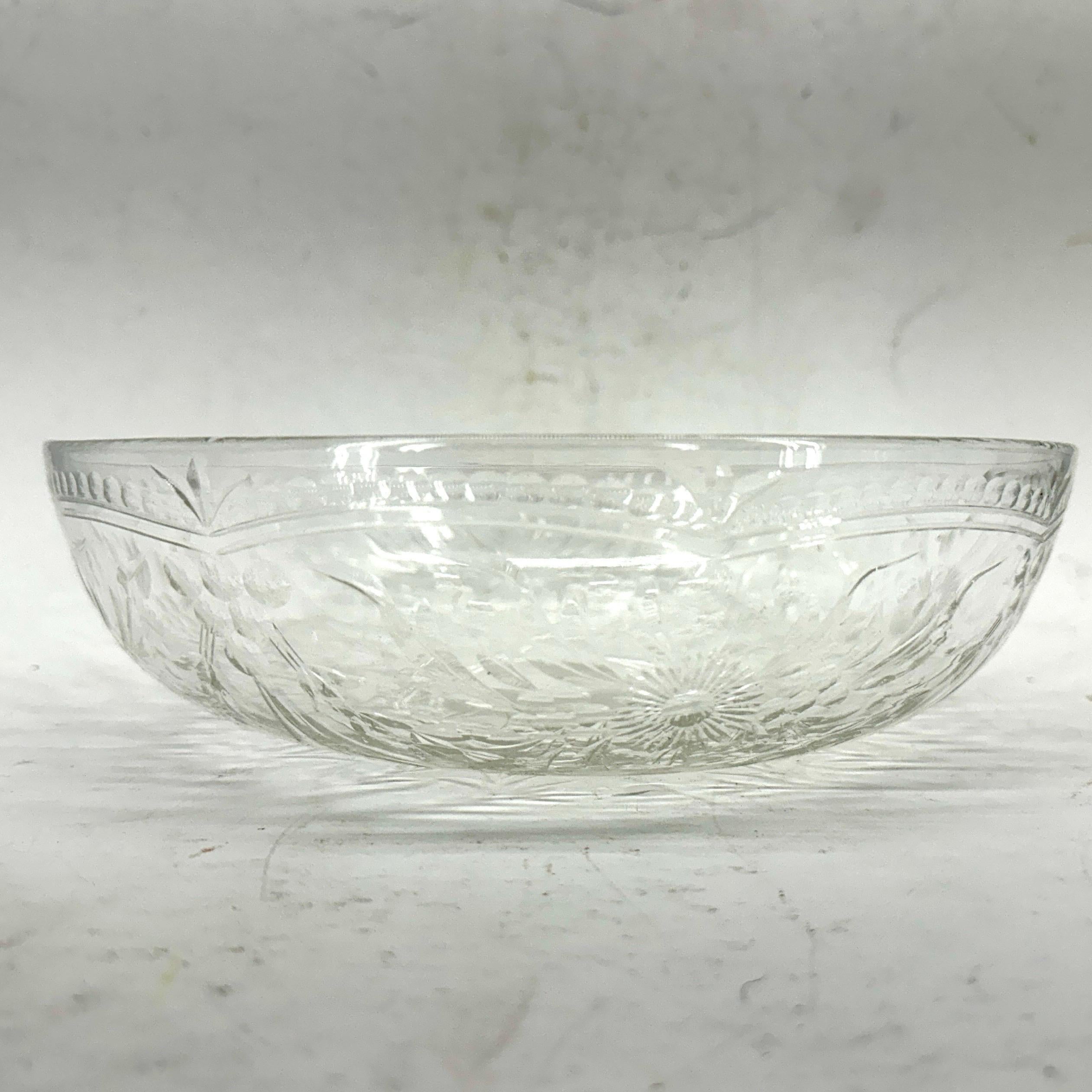 Empire Grand bol de centre de table européen en verre de cristal taillé bas en vente