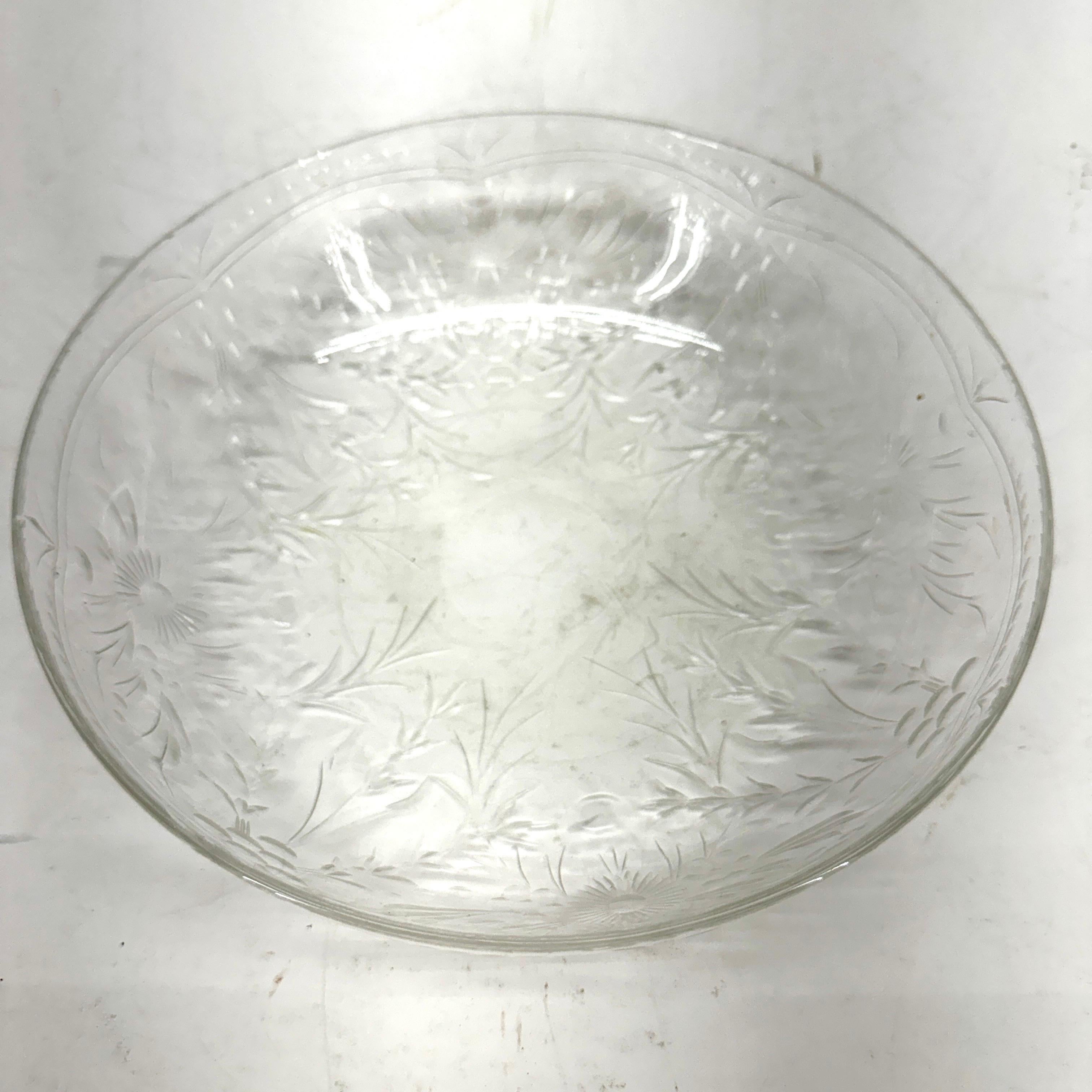 Anglais Grand bol de centre de table européen en verre de cristal taillé bas en vente
