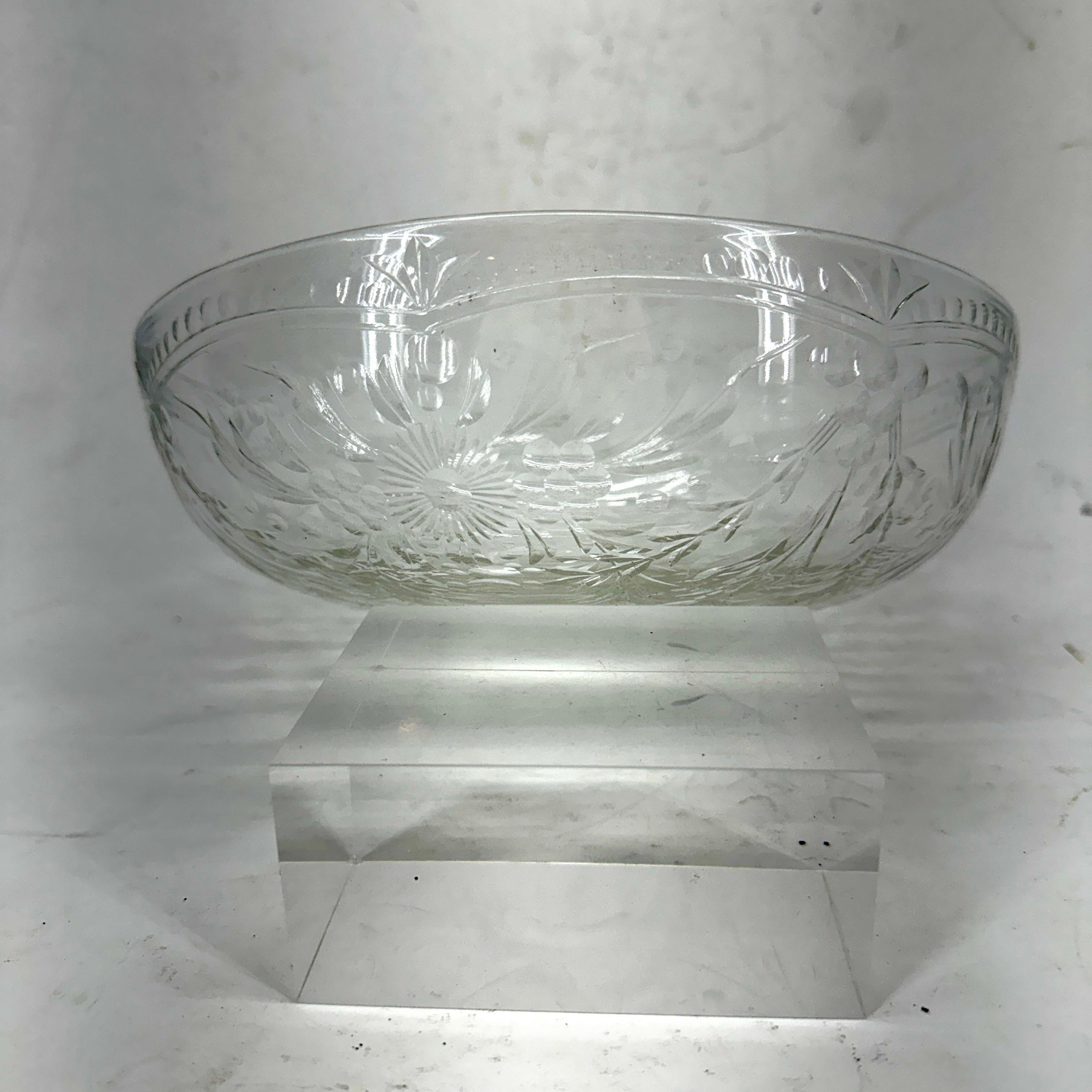 Fait main Grand bol de centre de table européen en verre de cristal taillé bas en vente