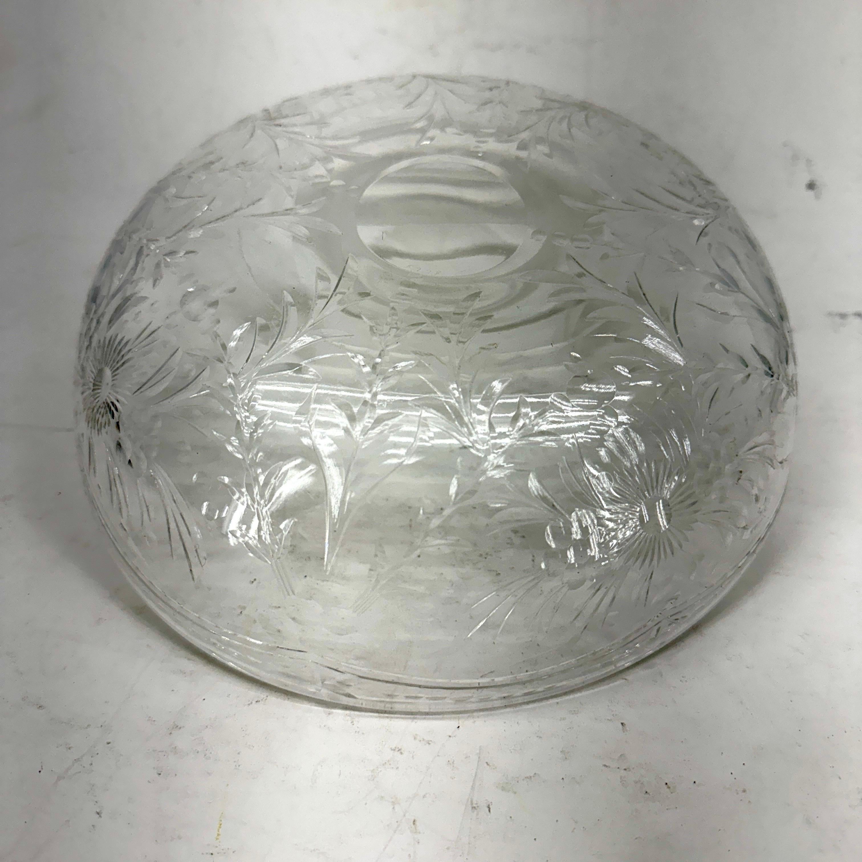Grand bol de centre de table européen en verre de cristal taillé bas Bon état - En vente à Haddonfield, NJ
