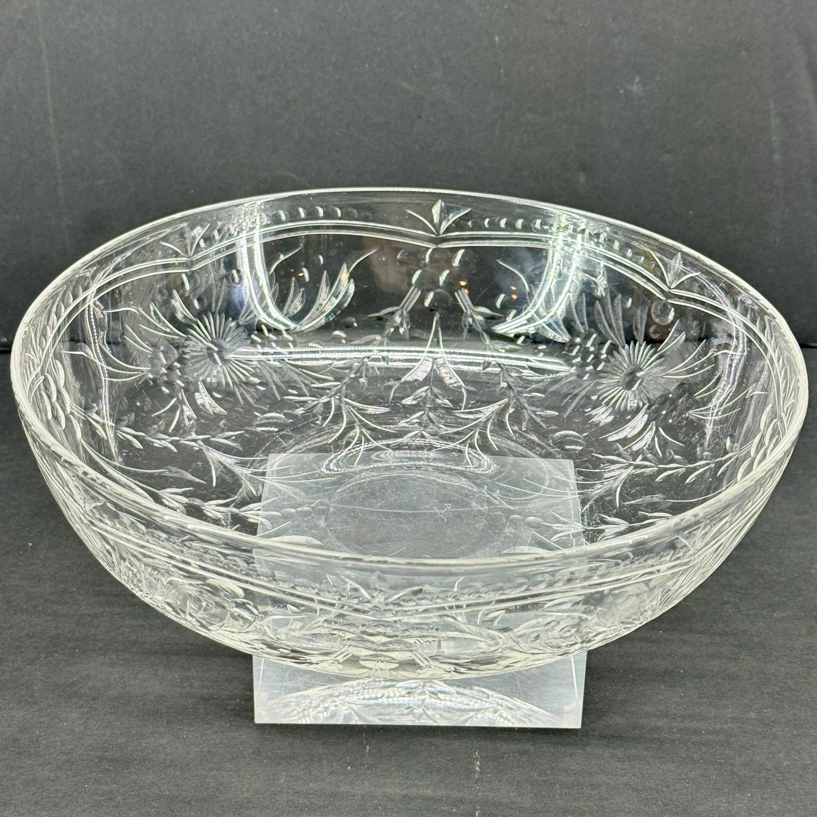 20ième siècle Grand bol de centre de table européen en verre de cristal taillé bas en vente