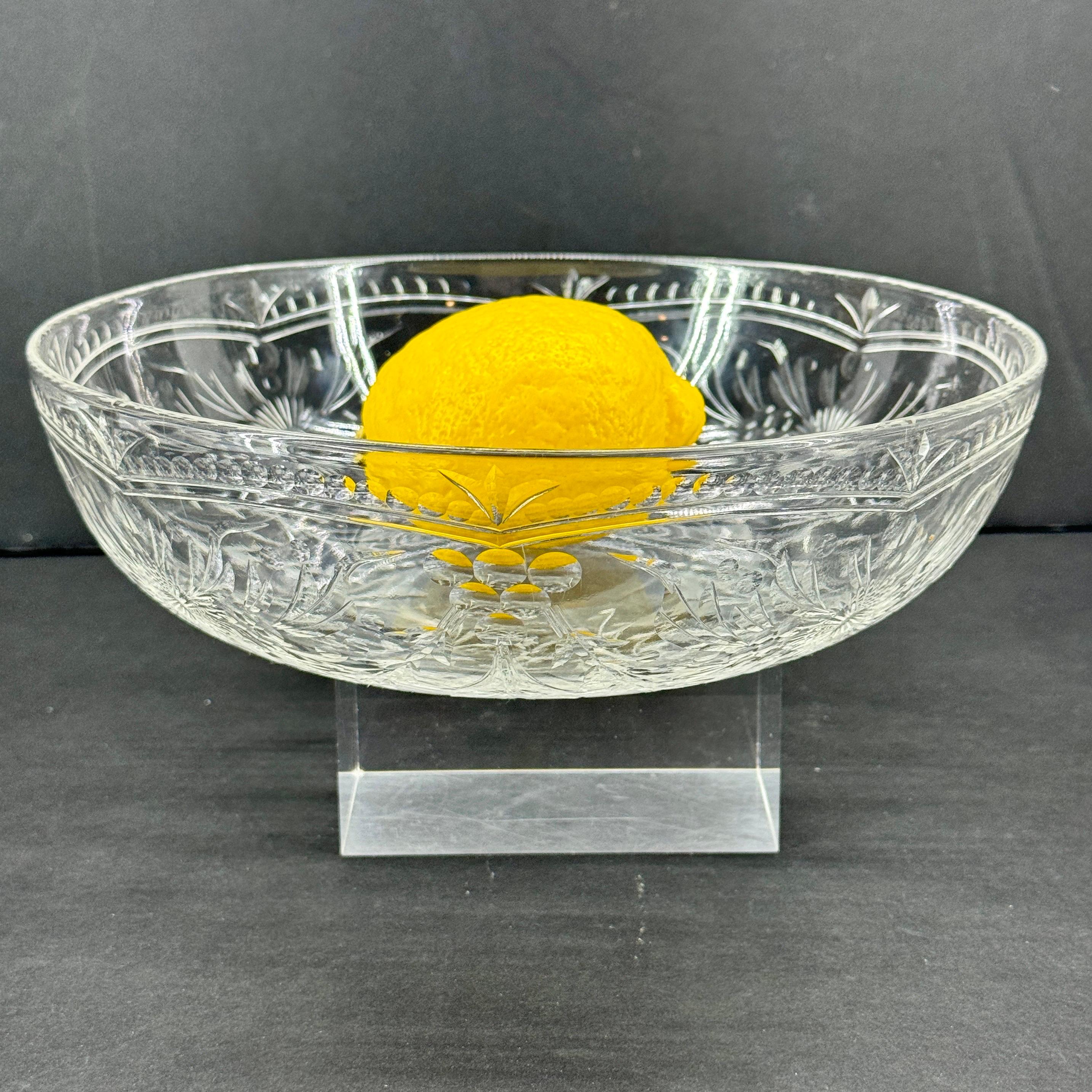 Grand bol de centre de table européen en verre de cristal taillé bas en vente 1