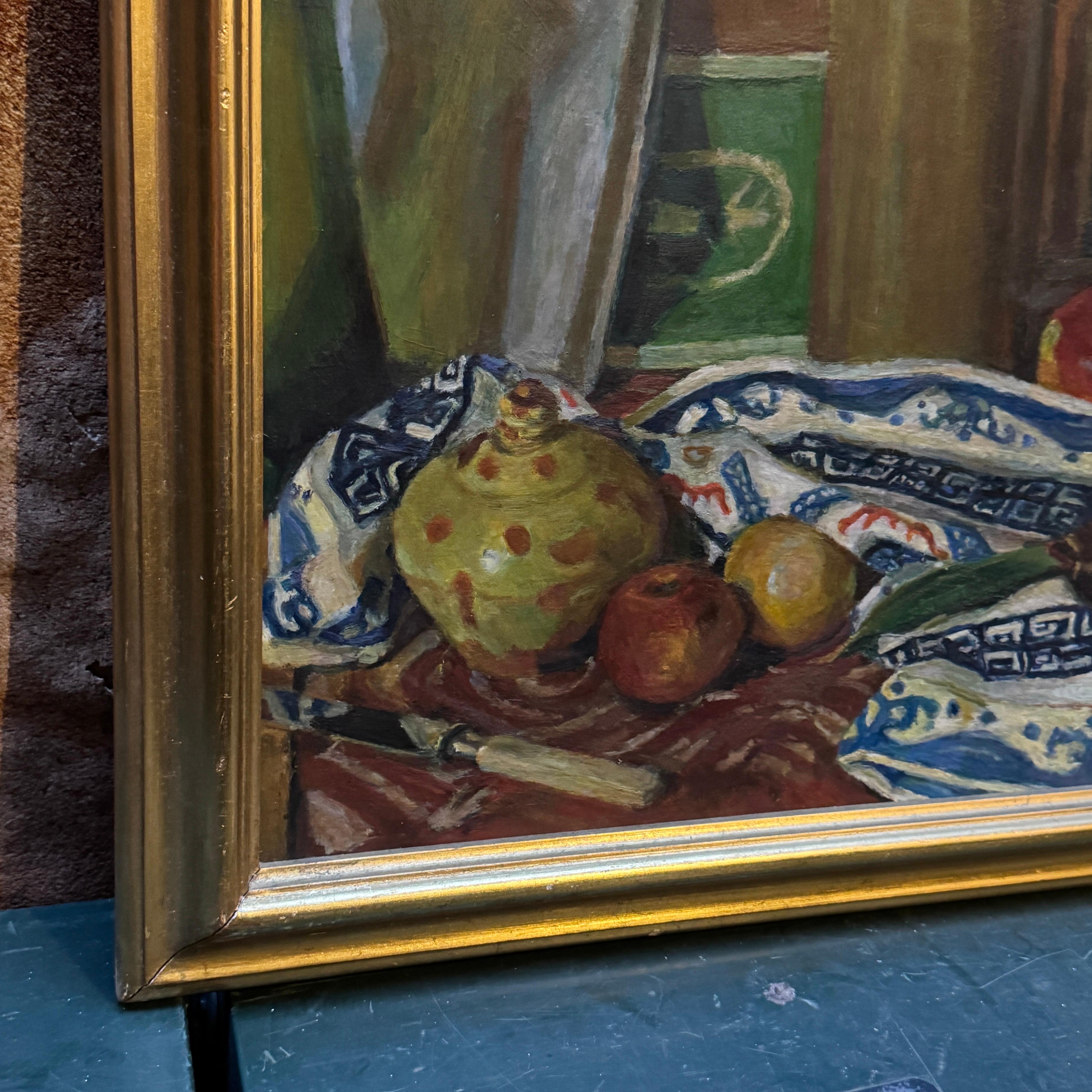 Mid-Century moderno Grande opera europea di natura morta olio su tavola Brocca di frutta incorniciata in vendita