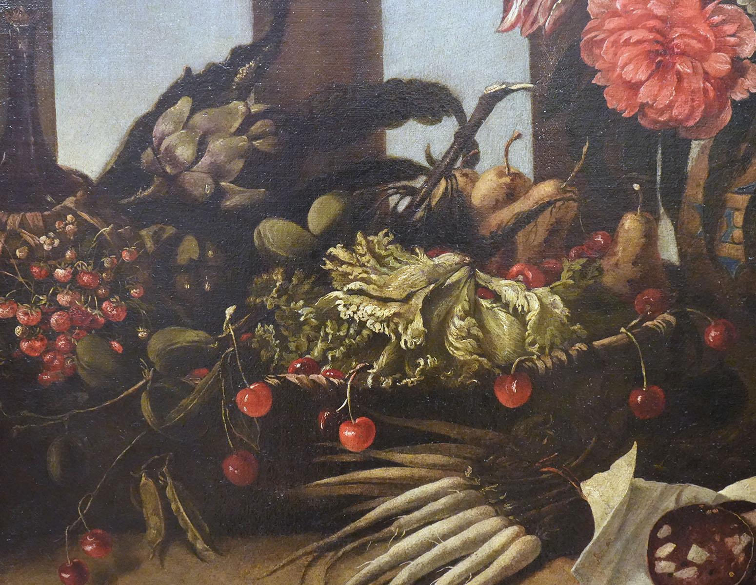 Mit einem geschnitzten Rahmen aus Goldholz aus der Zeit. Das Gemälde zeigt einen Springbrunnen mit Vögeln in einer architektonischen Landschaft. Obst und Blumen in Vasen und Schalen. Außerdem eine Schüssel mit Champignons und Gemüse. Dieses Gemälde
