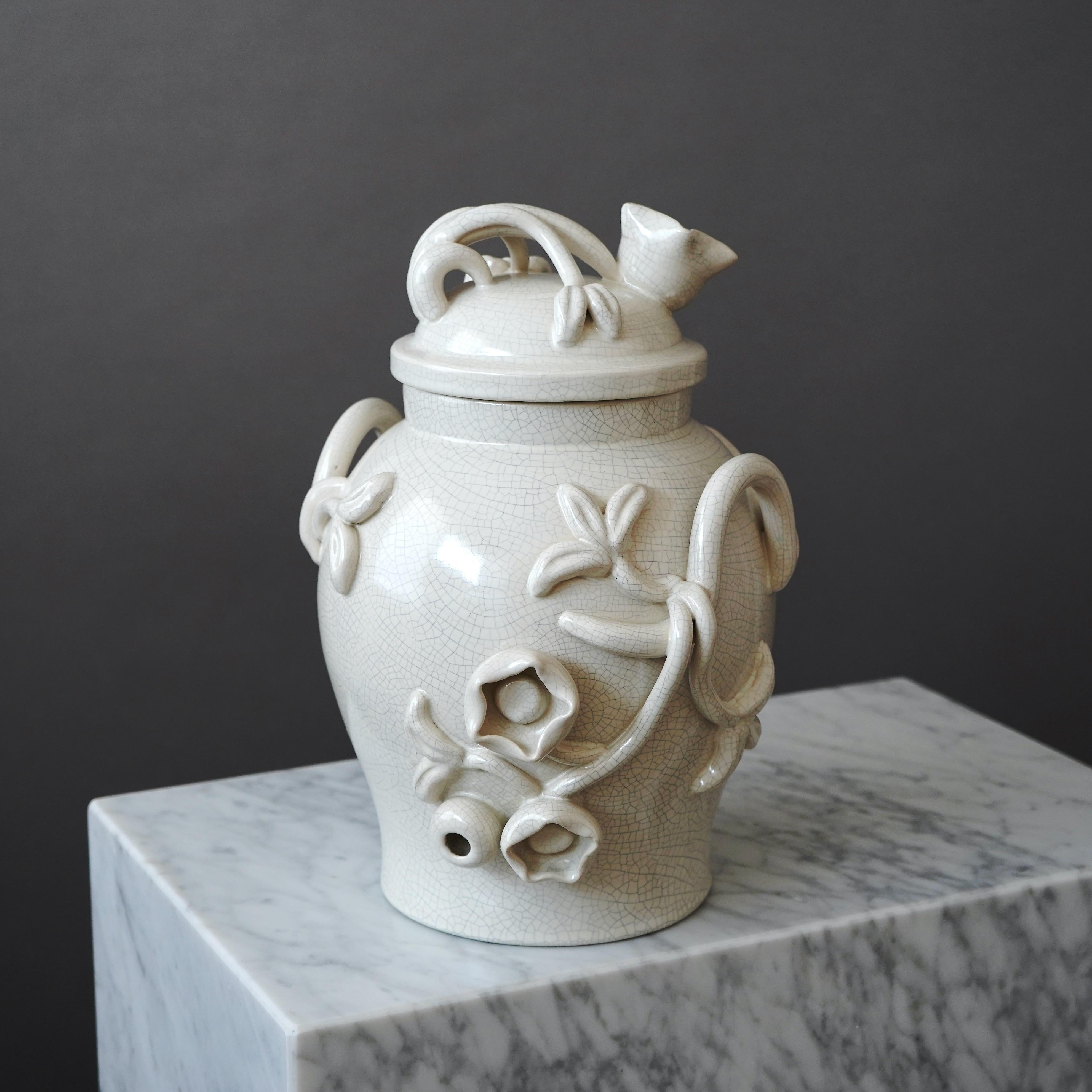 Une grande urne The Modern Scandinavian Modern avec une étonnante glaçure craquelée blanc cassé. 
Conçu par Eva Jancke-Björk pour Bo Fajans, Suède, années 1940.
Cette urne (modèle 3428) a été produite de 1943 à 1951.

Excellent état. 
Marques de