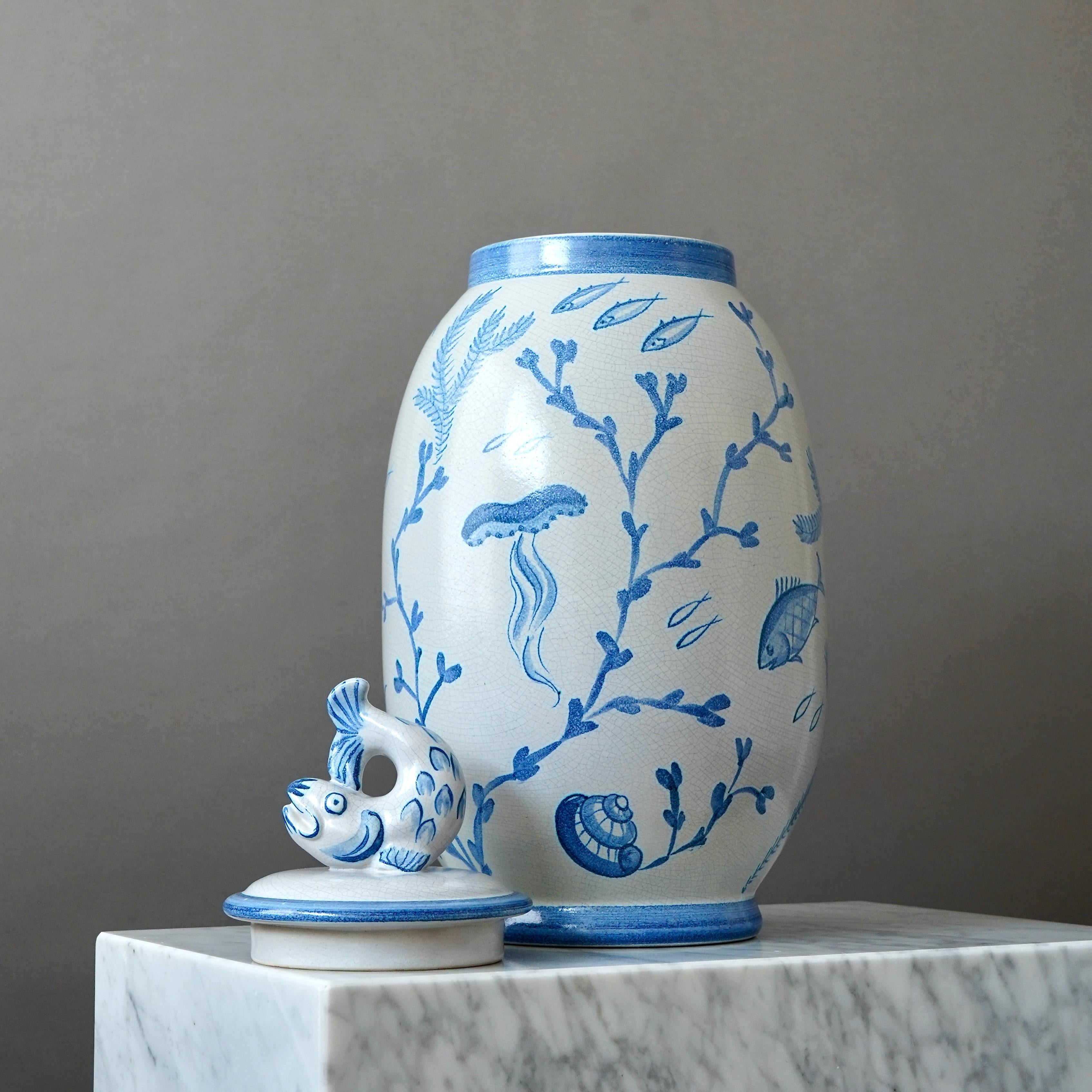 Un grand et beau vase à couvercle. Faïence peinte à la main sur grès émaillé.
The Modern Scandinavian / Swedish Grace.
Conçu par Eva Jancke-Björk pour Bo Fajans, Suède, années 1940.

Excellent état. 
Signé avec les marques du fabricant 