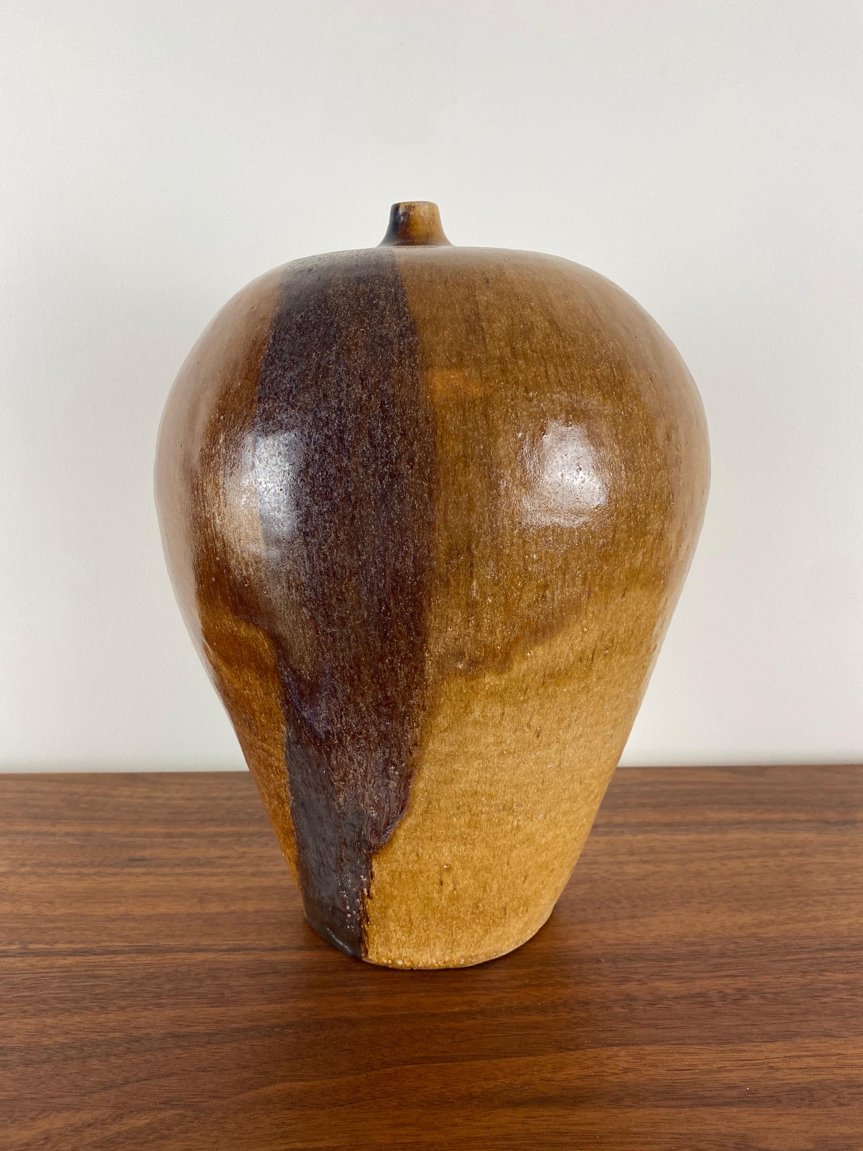 Un glaçage aux tons terreux pour ce grand vase en céramique.

expédition gratuite.