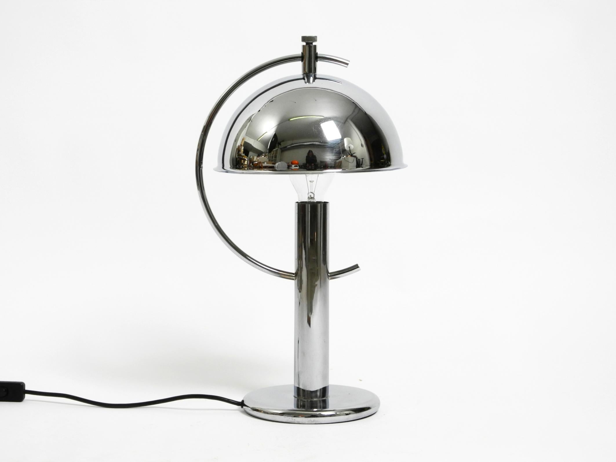 Very rare, large, beautiful, original 1960s chrome-plated table lamp.
Manufacturer: Gebrüder Cosack. Made in Germany.
The shade is steplessly adjustable and is fixed with a screw at the top.
Good vintage condition for an age of over 60