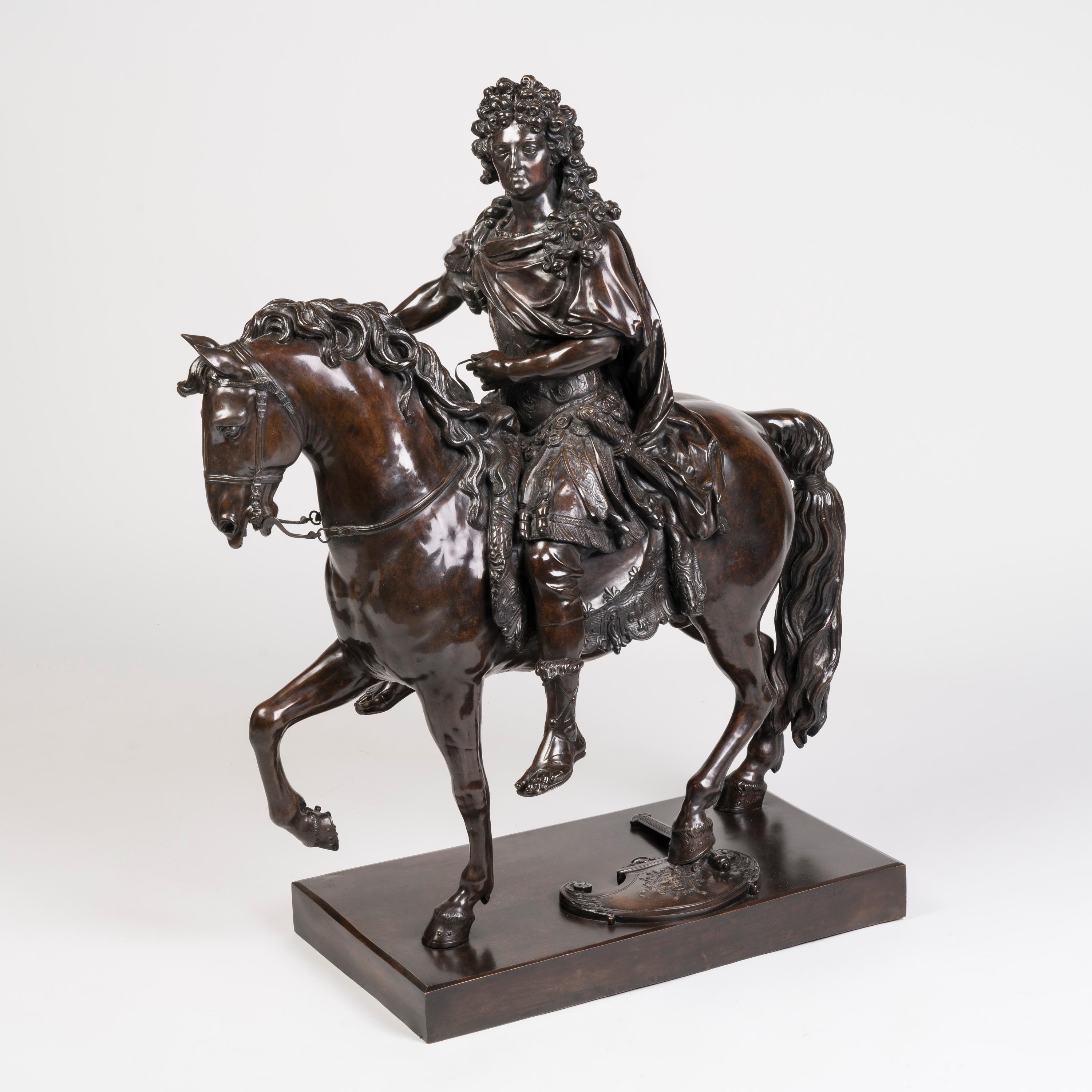 Una statua equestre di Luigi XIV
Dopo François Girardon (1628-1715)

Fusa in bronzo patinato scuro, la statua raffigura il Re Sole come imperatore romano ed è firmata lateralmente 