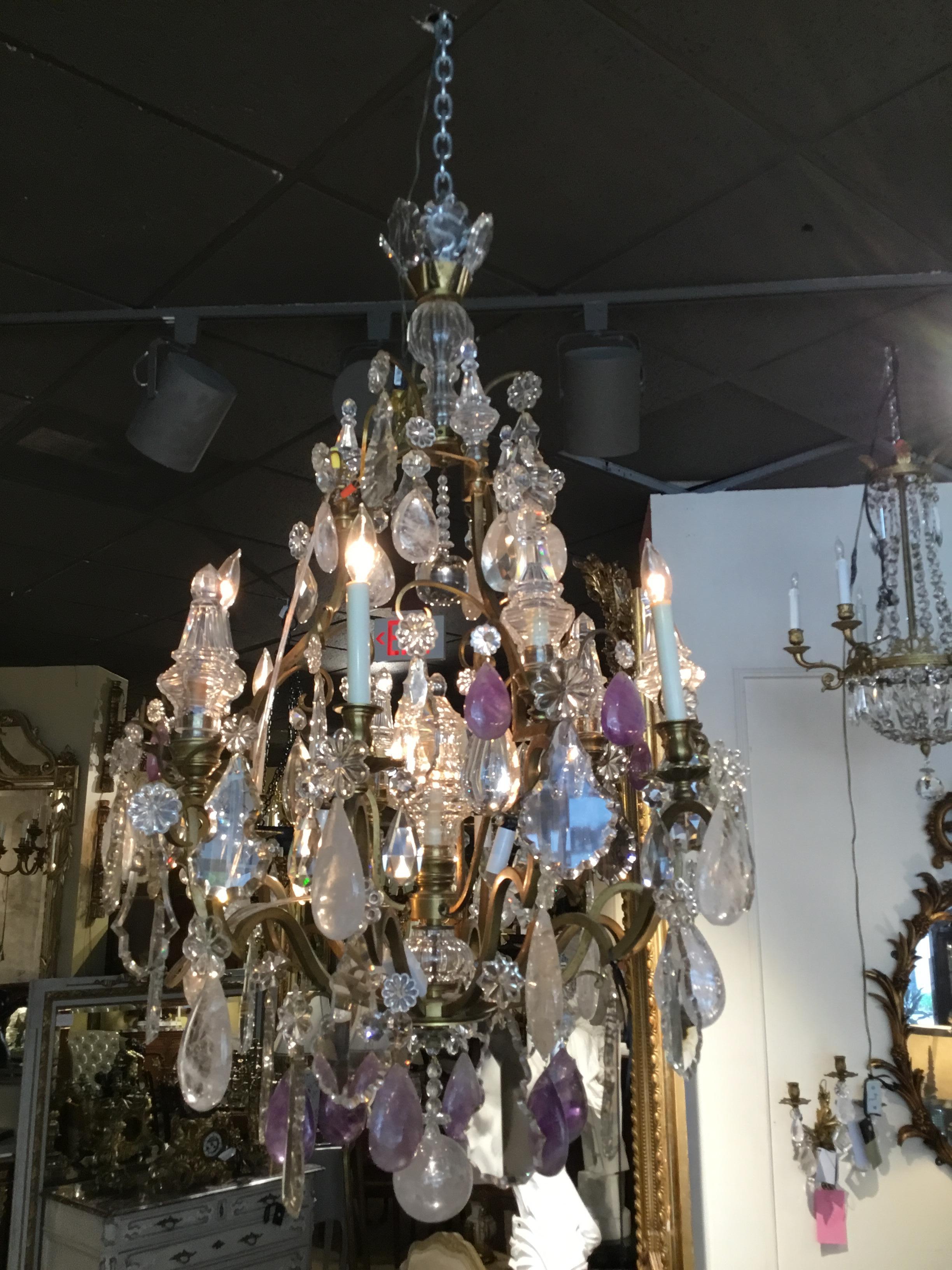 XX secolo Grande lampadario eccezionale in bronzo dorato, con cristalli di rocca, trasparenti e ametista in vendita