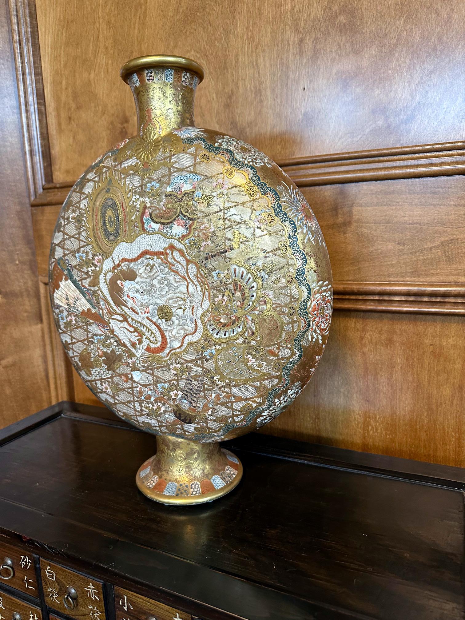Große außergewöhnliche japanische Moriage-Mondflask-Vase aus Keramik Meiji Kinkozan im Zustand „Gut“ im Angebot in Atlanta, GA