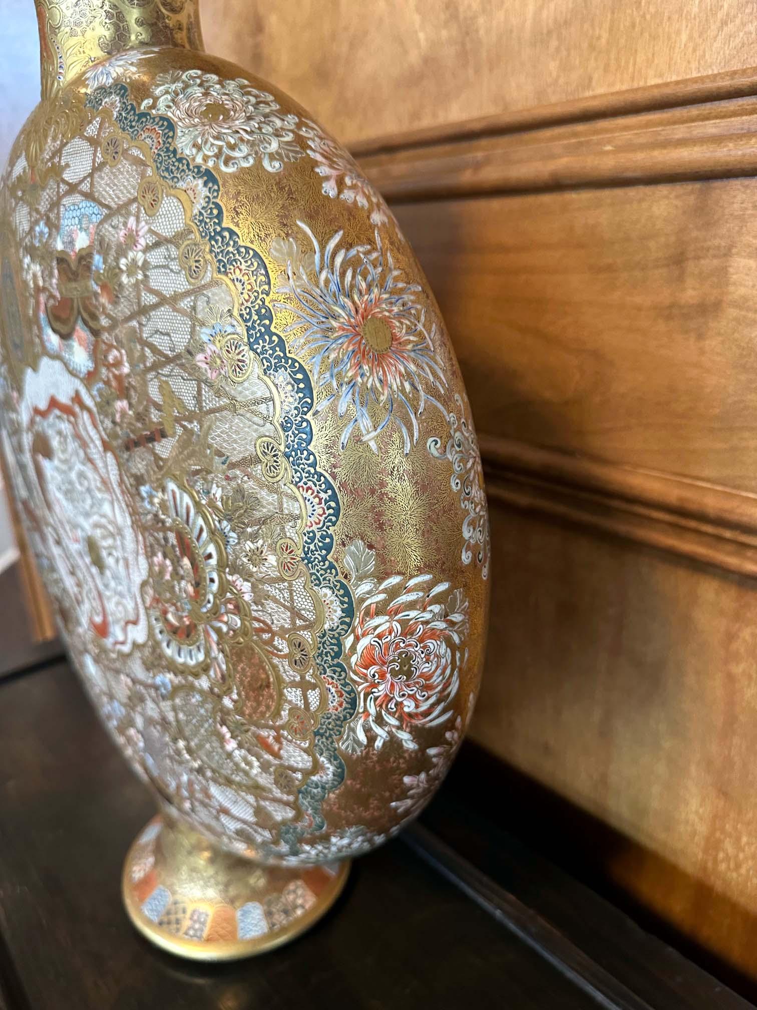 Große außergewöhnliche japanische Moriage-Mondflask-Vase aus Keramik Meiji Kinkozan im Angebot 1