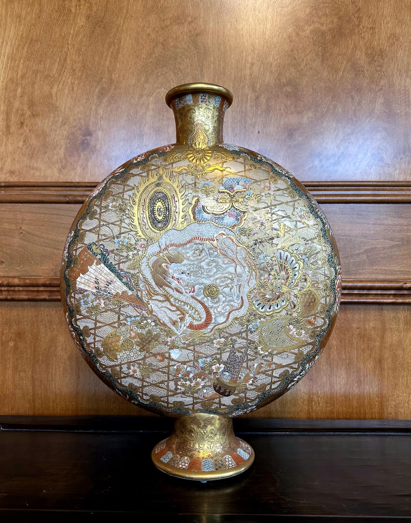 A large and rare Japanese ceramic vase of exceptional quality from late Meiji period circa 1900-10s by Kinkozan (1645-1927). One of the largest studio manufacturers of the export ceramics at the time based in Kyoto. In the typical decorated style of