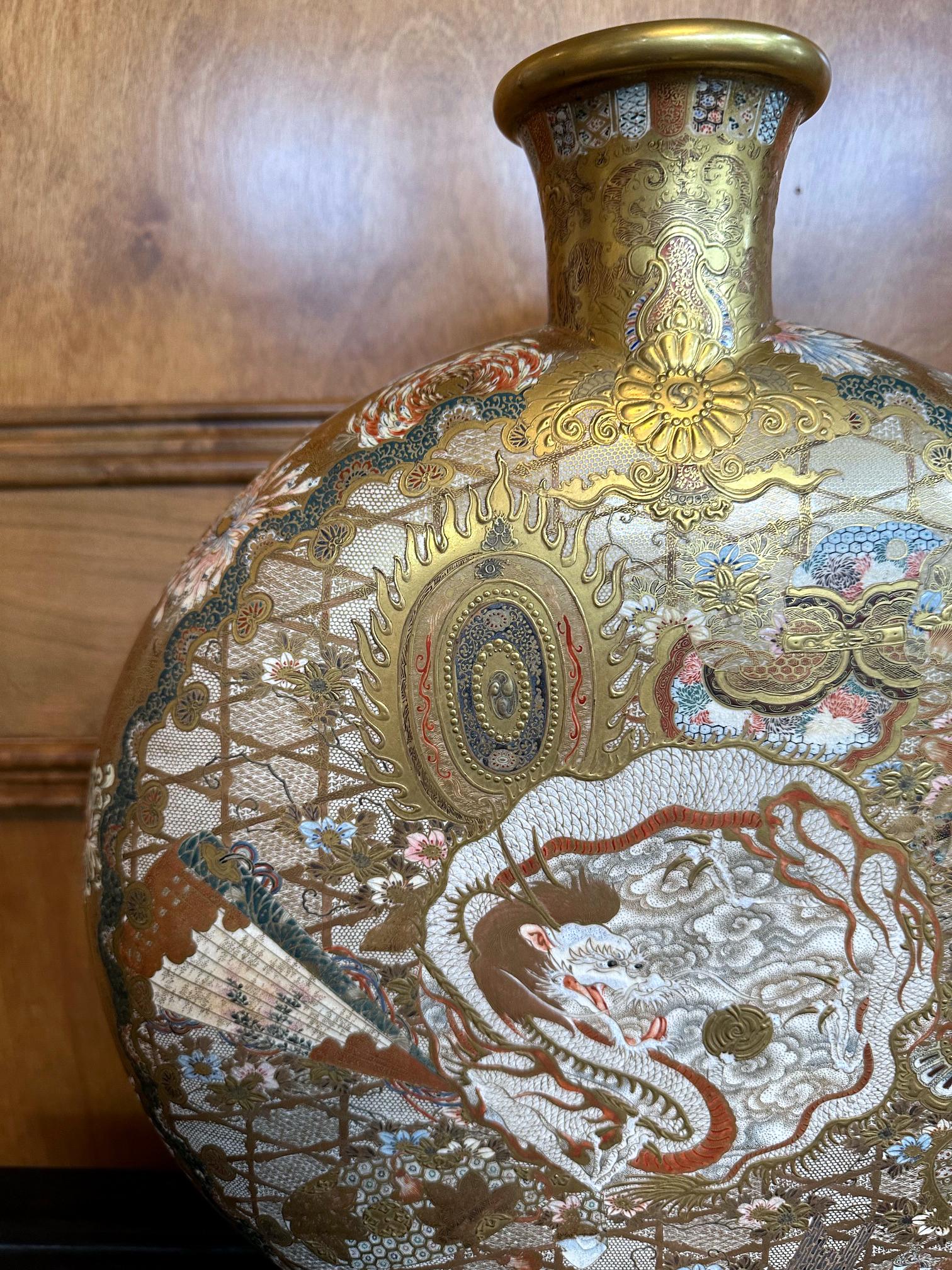 Large Exceptional Japanese Ceramic Moriage Moon Flask Vase Meiji Kinkozan In Good Condition For Sale In Atlanta, GA