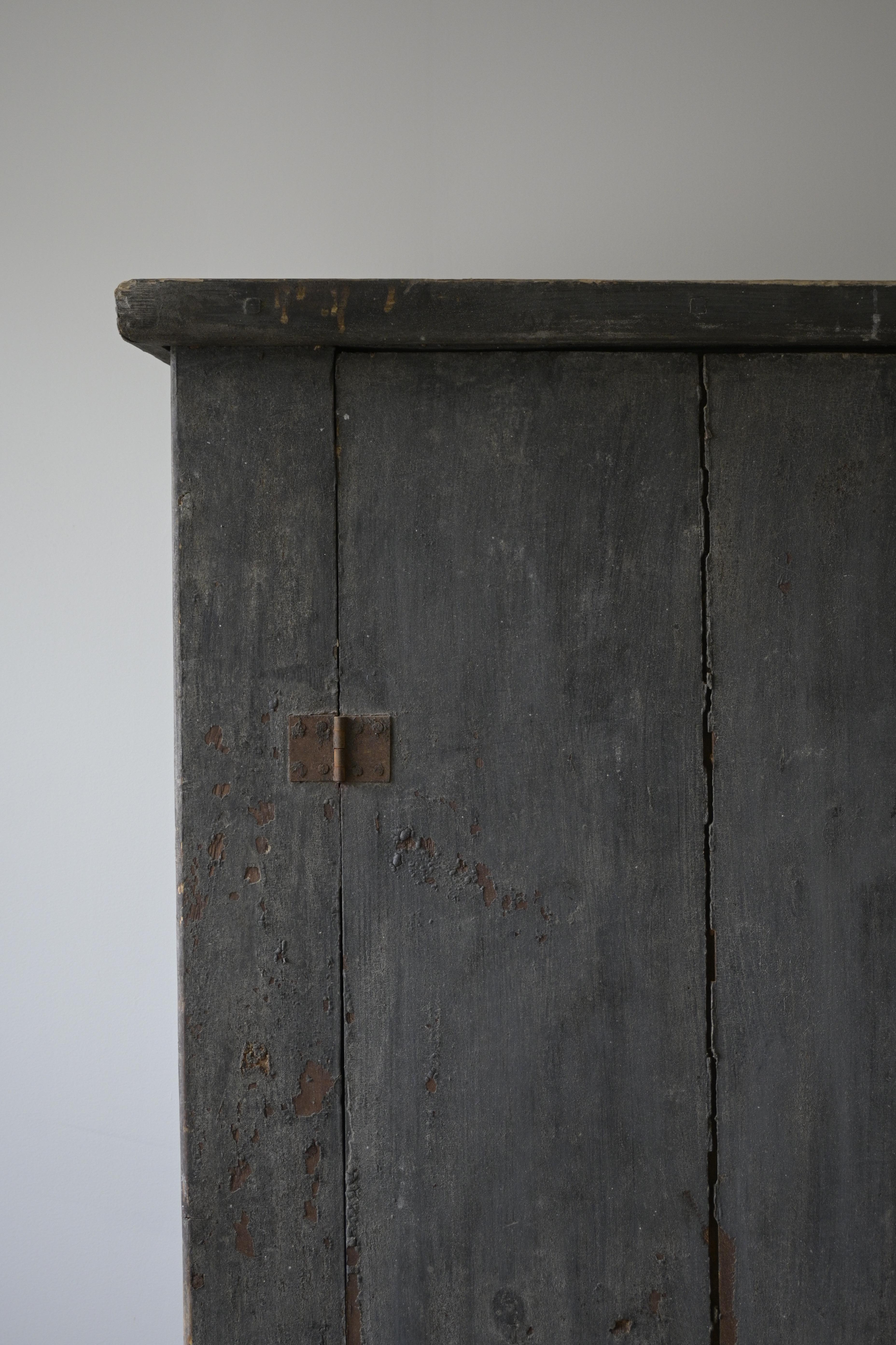 Large Exceptional Swedish Cabinet, circa 1920 im Zustand „Relativ gut“ im Angebot in Farsta, SE