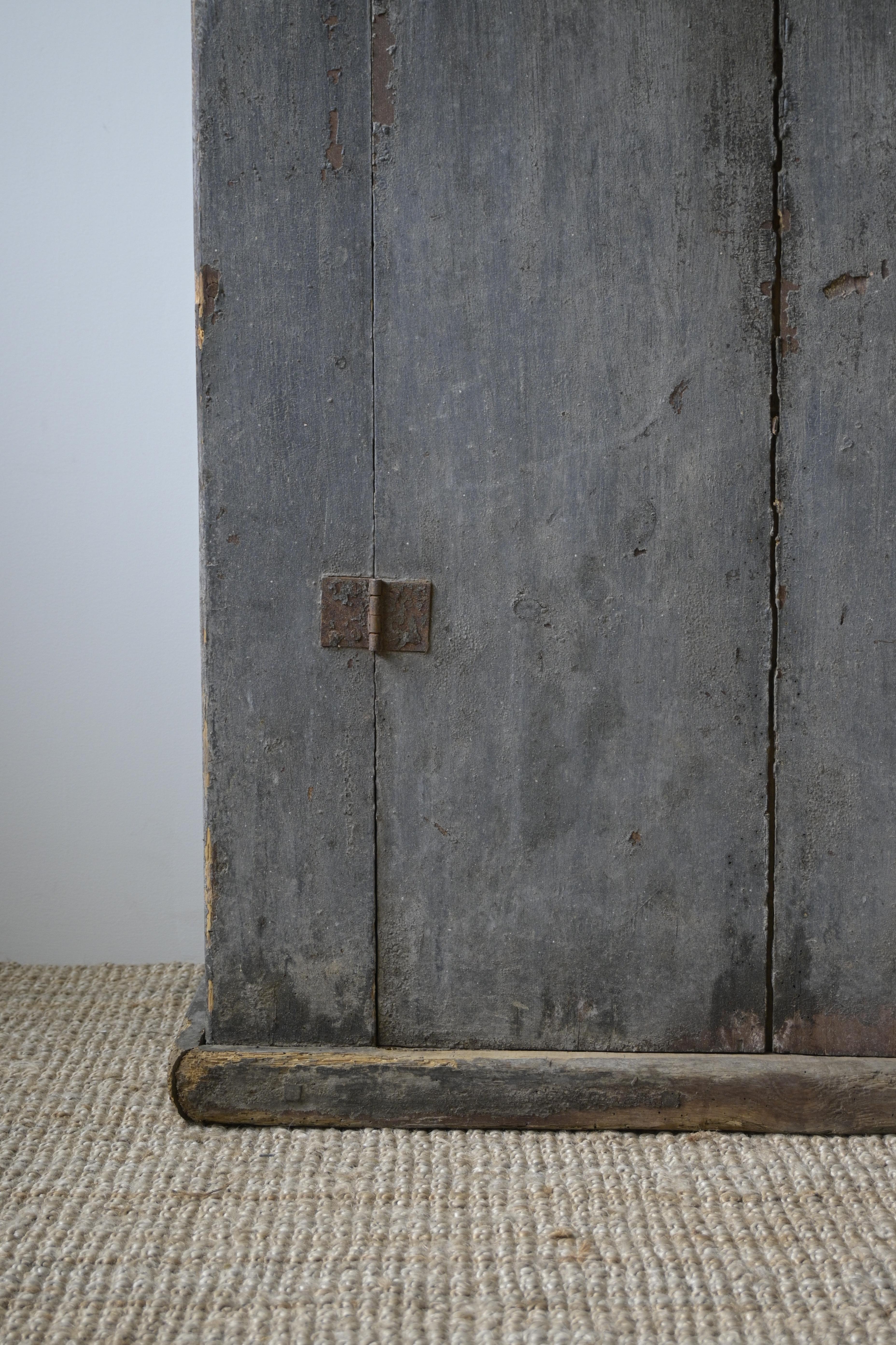 Large Exceptional Swedish Cabinet, circa 1920 (20. Jahrhundert) im Angebot