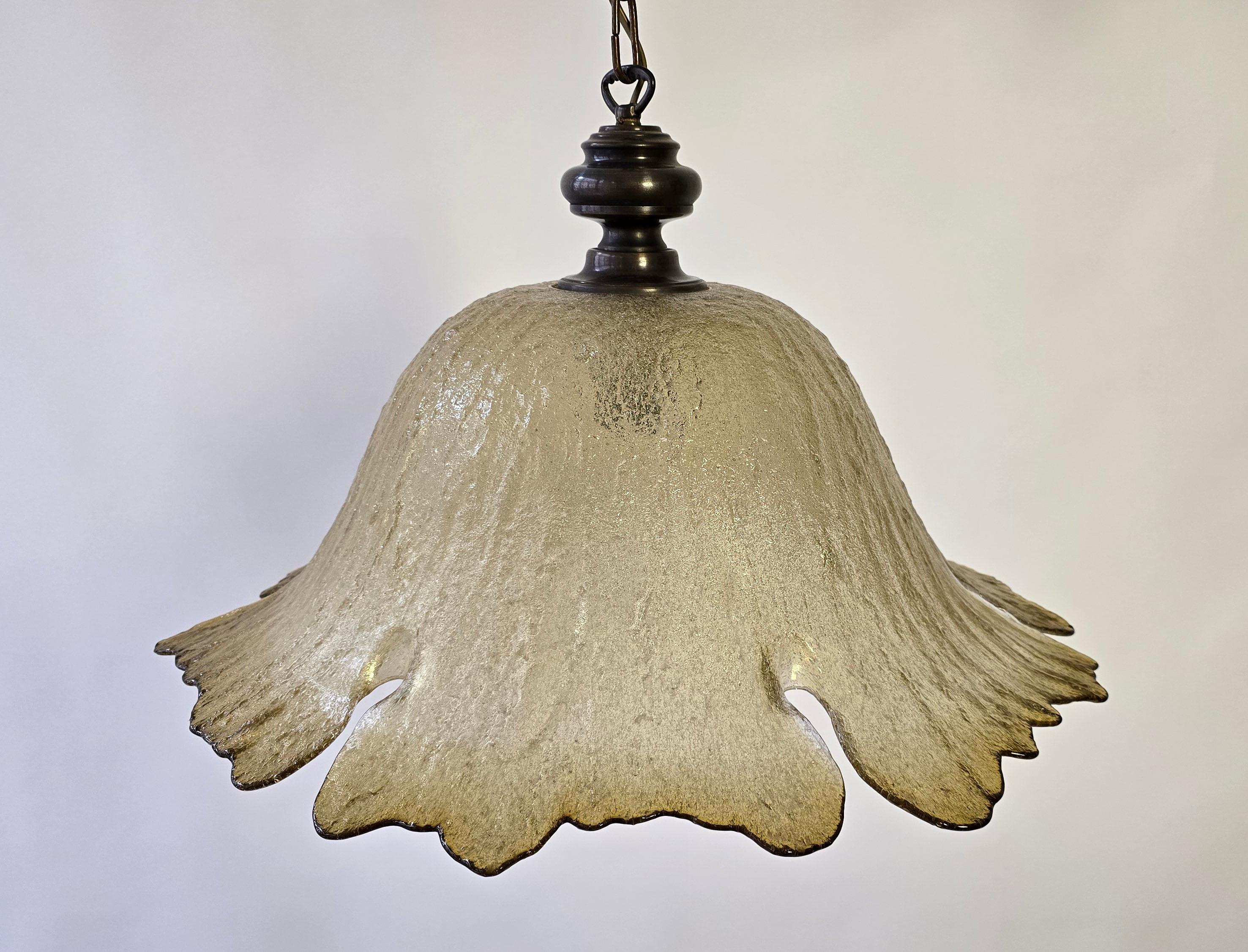 Exclusive Vintage Peill & Putzler Pendant Lamp – Mouth-blown Glass (1970s)

Elegant vintage pendant lamp by Peill & Putzler from the late 70s is a real eye-catcher. The unique mouth-blown glasswork exudes craftsmanship and elegance.

The shade has a