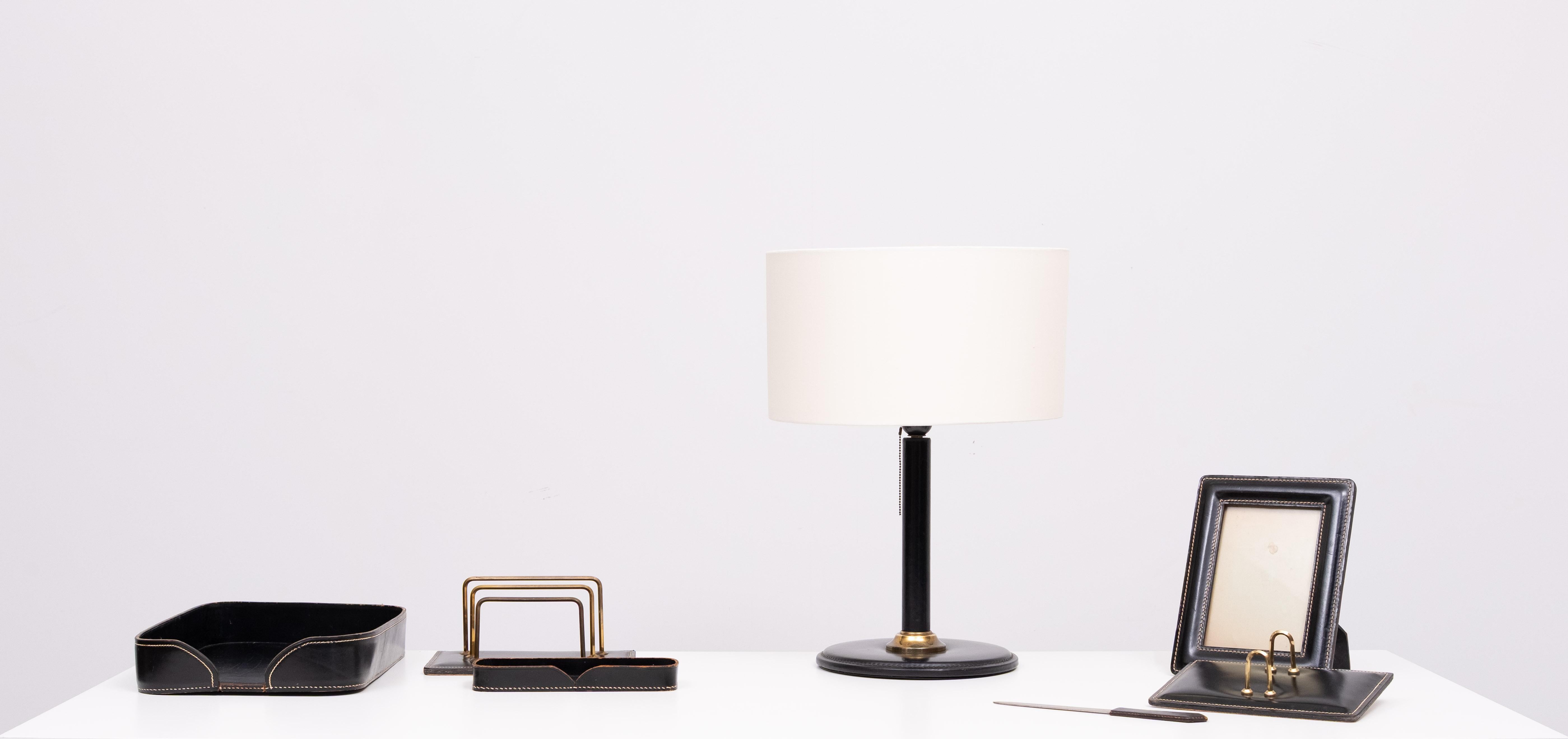 Un set da scrivania esclusivo e molto bello. Pelle nera.
Composto da .Una bellissima lampada da scrivania. Una nuova tonalità. Adoro la pelle rotonda. 
in alto.  le vie della luce verso il basso . interruttore a scomparsa                            