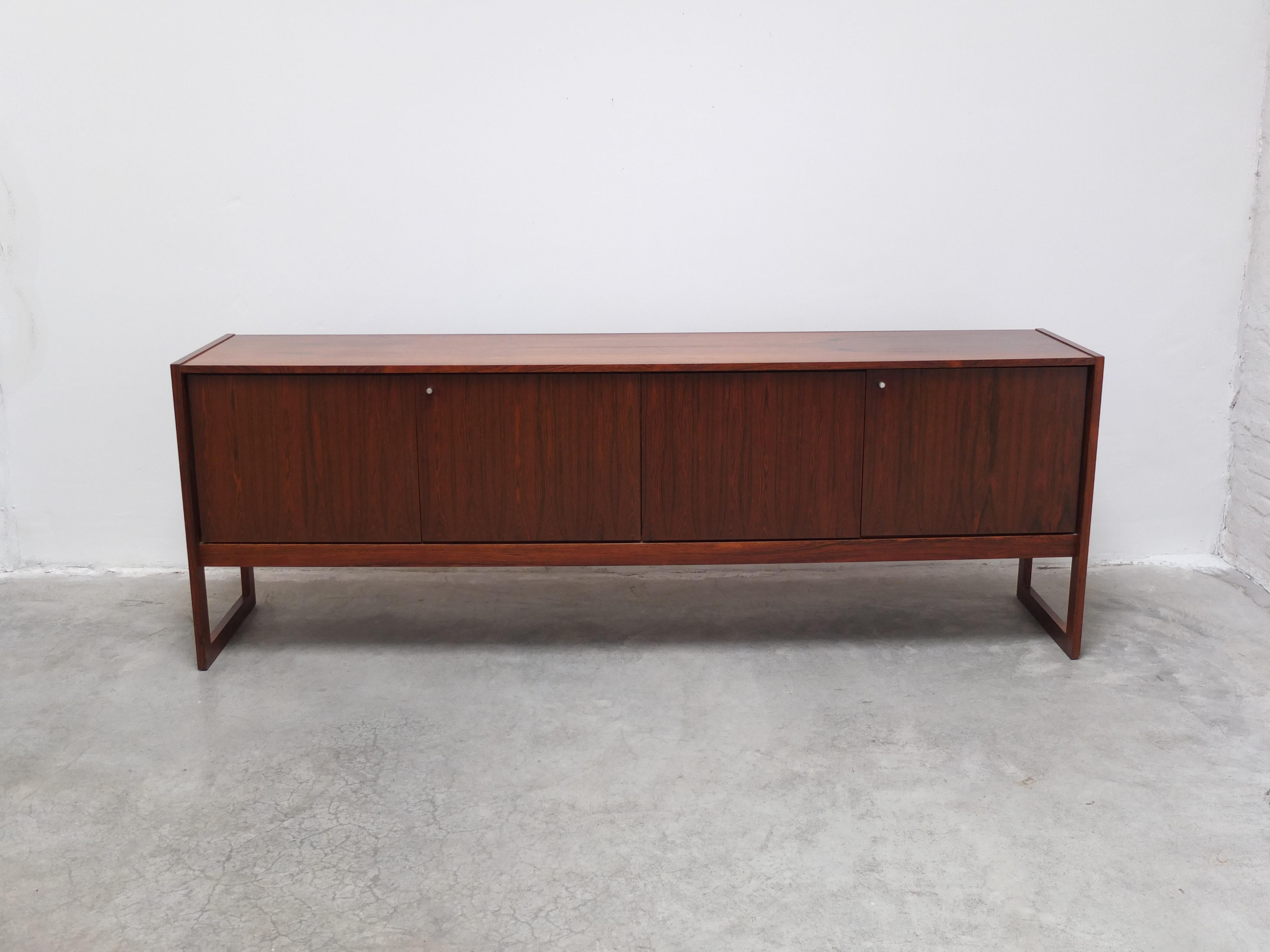 Stunning large sideboard produced by V-Form in Belgium around 1965. The sideboard is part of the ‘Tecton’ series which appears to be an expensive high-end dining furniture line that V-Form produced only in very low numbers. The quality and details