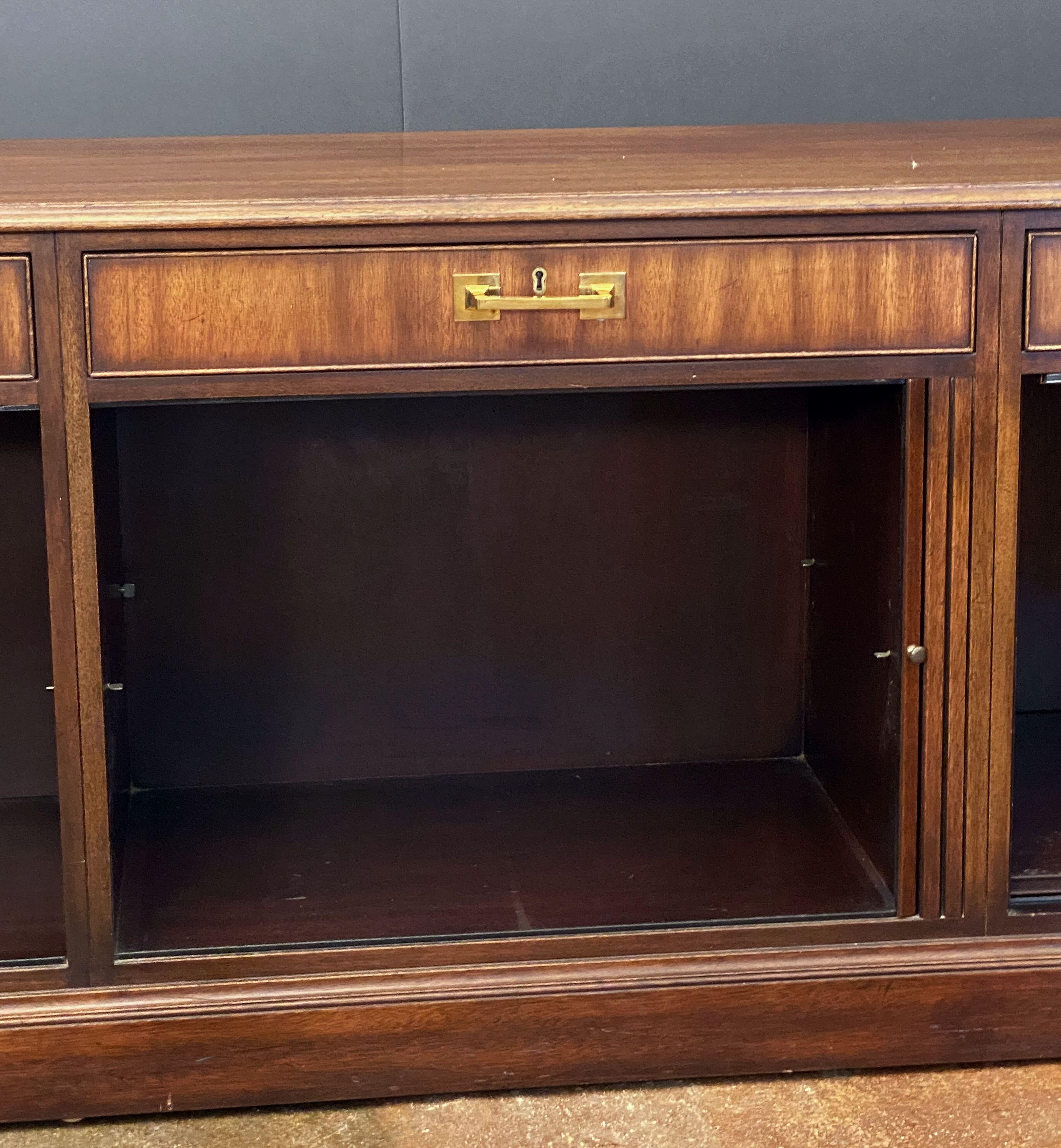 Grande table console de direction avec armoires et tiroirs de Kittinger en vente 8
