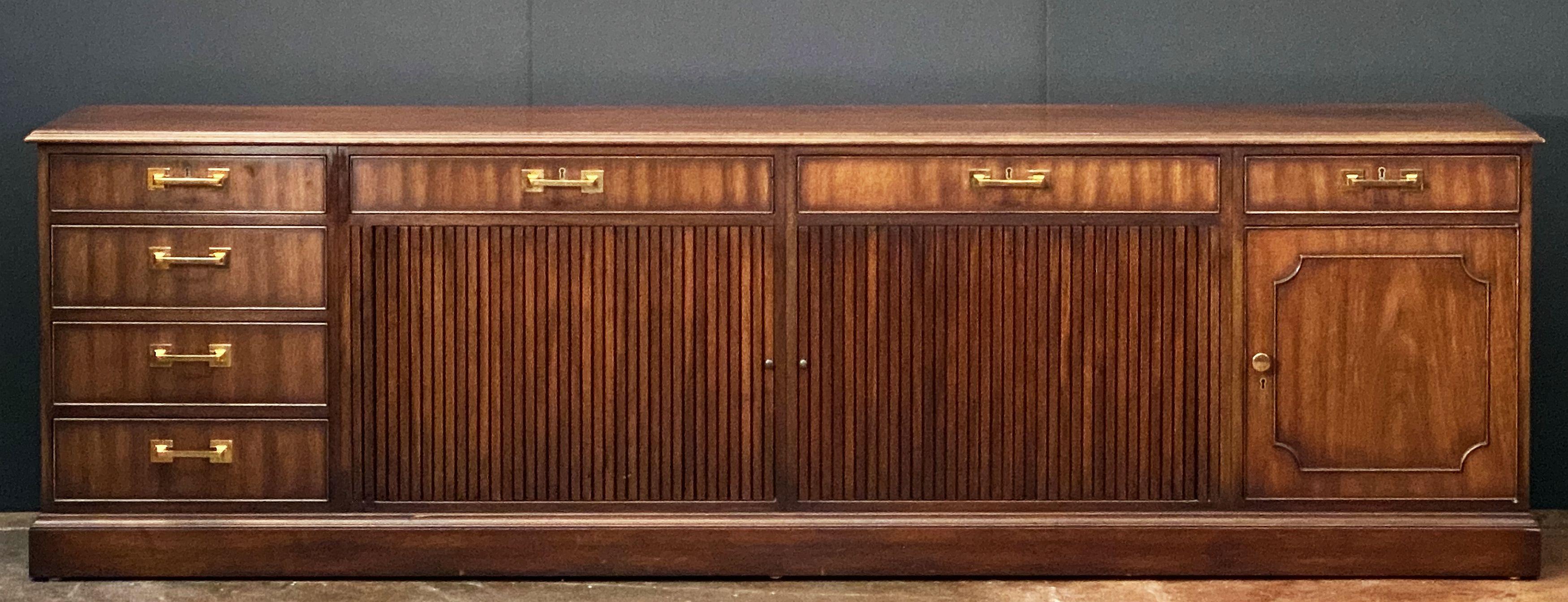 Américain Grande table console de direction avec armoires et tiroirs de Kittinger en vente