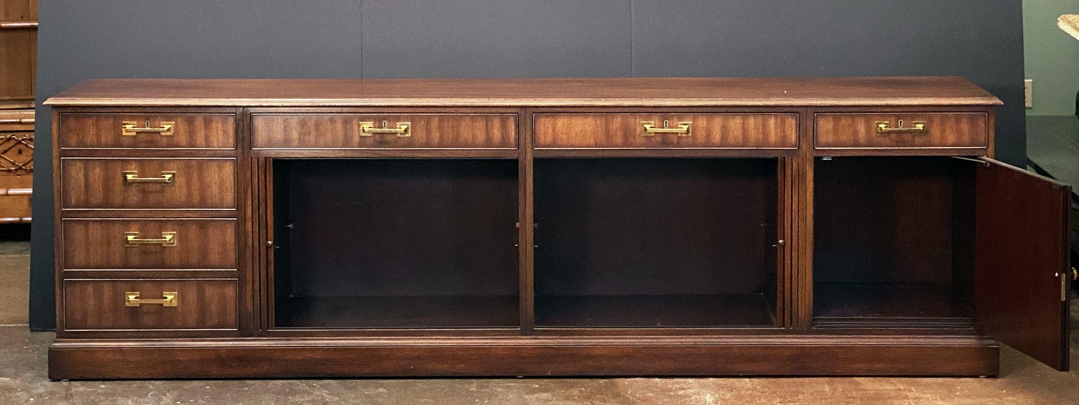 Grande table console de direction avec armoires et tiroirs de Kittinger Bon état - En vente à Austin, TX