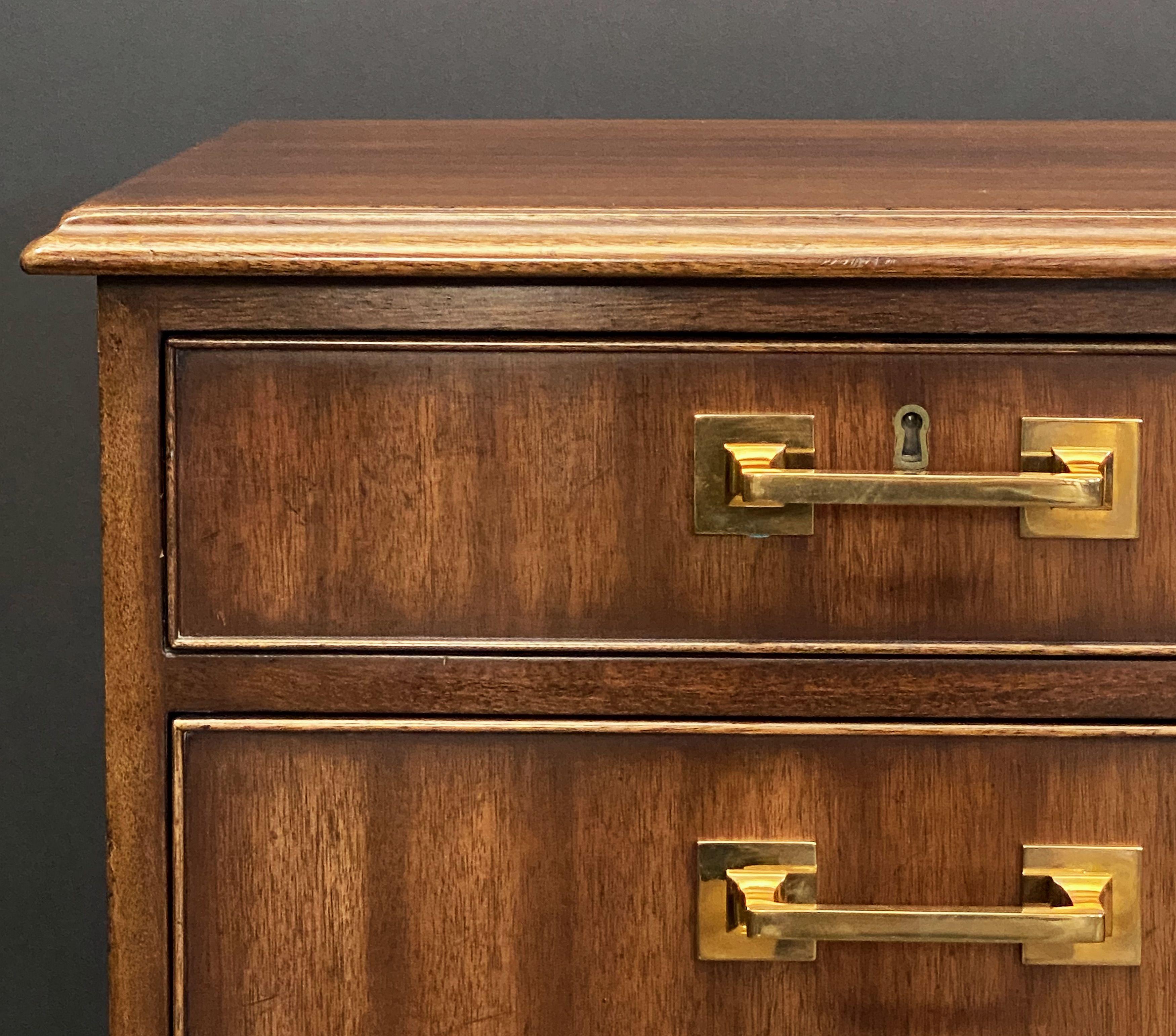 20ième siècle Grande table console de direction avec armoires et tiroirs de Kittinger en vente