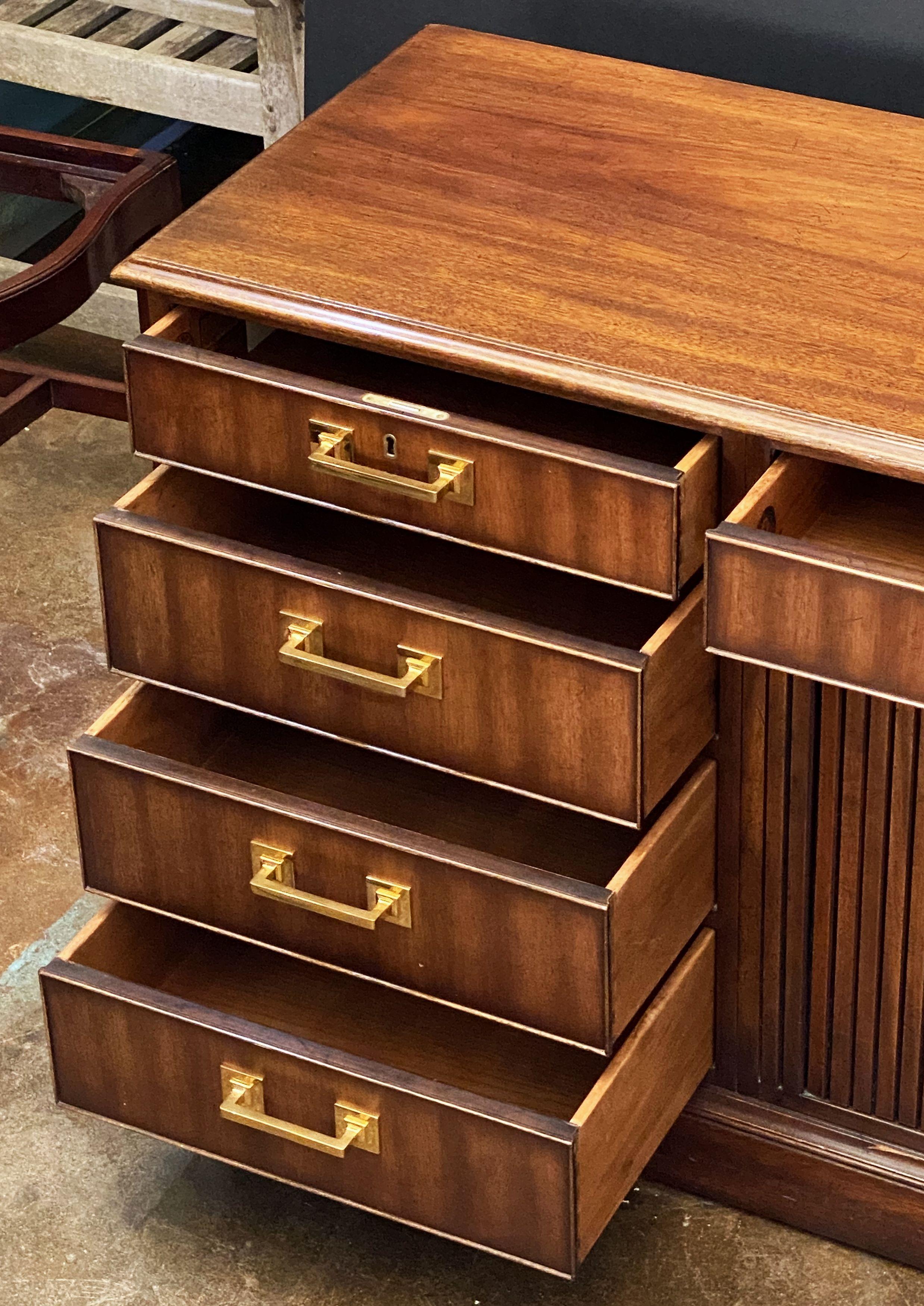 Grande table console de direction avec armoires et tiroirs de Kittinger en vente 1