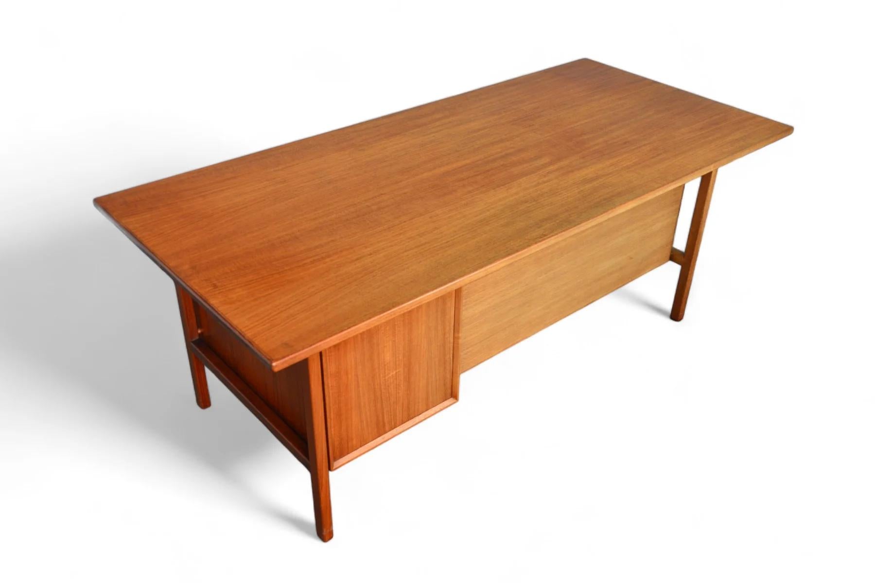 Grande scrivania moderna danese executive in teak in vendita 3