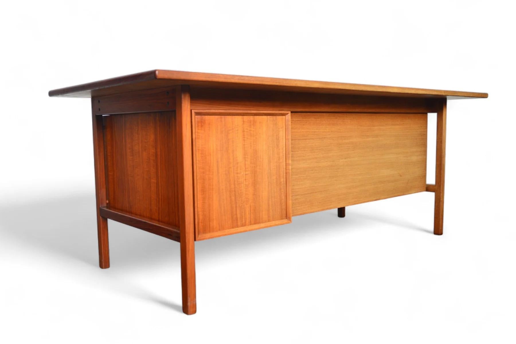 Grande scrivania moderna danese executive in teak in vendita 4